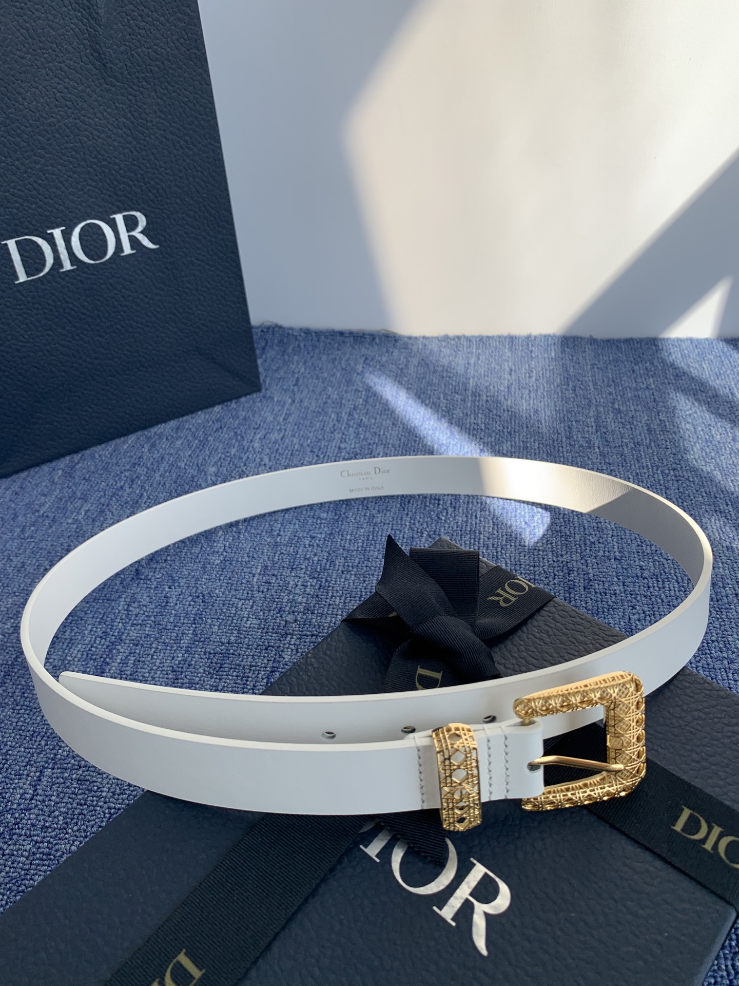 😍😍😍迪奥 2.5CM 😍这款 Montaigne Avenue 腰带从同名手袋汲取灵感，采用黑色光滑 