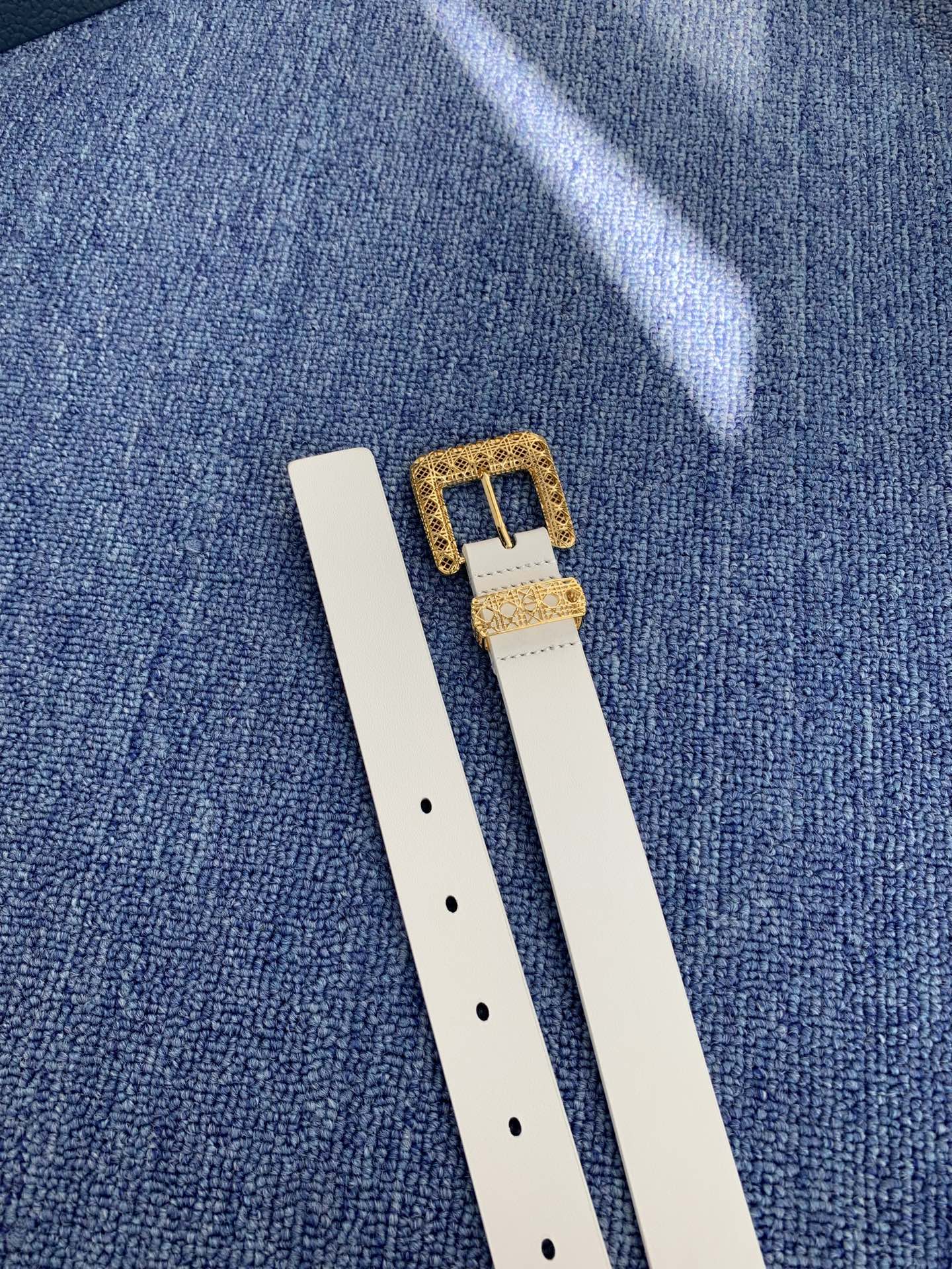 😍😍😍迪奥 2.5CM 😍这款 Montaigne Avenue 腰带从同名手袋汲取灵感，采用黑色光滑 