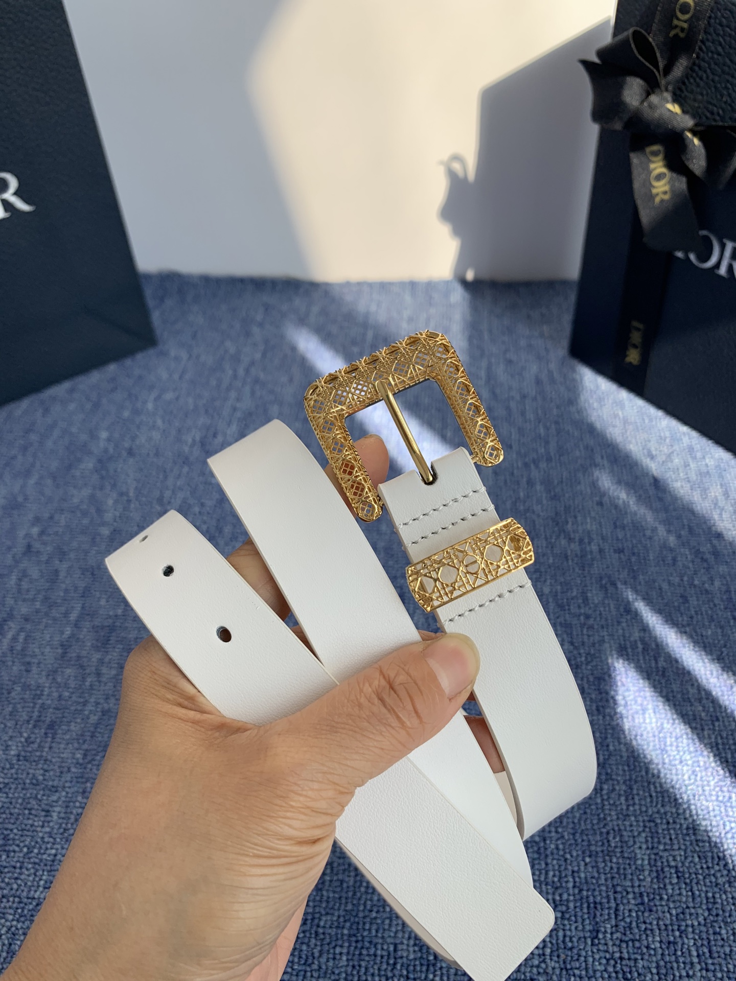 😍😍😍迪奥 2.5CM 😍这款 Montaigne Avenue 腰带从同名手袋汲取灵感，采用黑色光滑 