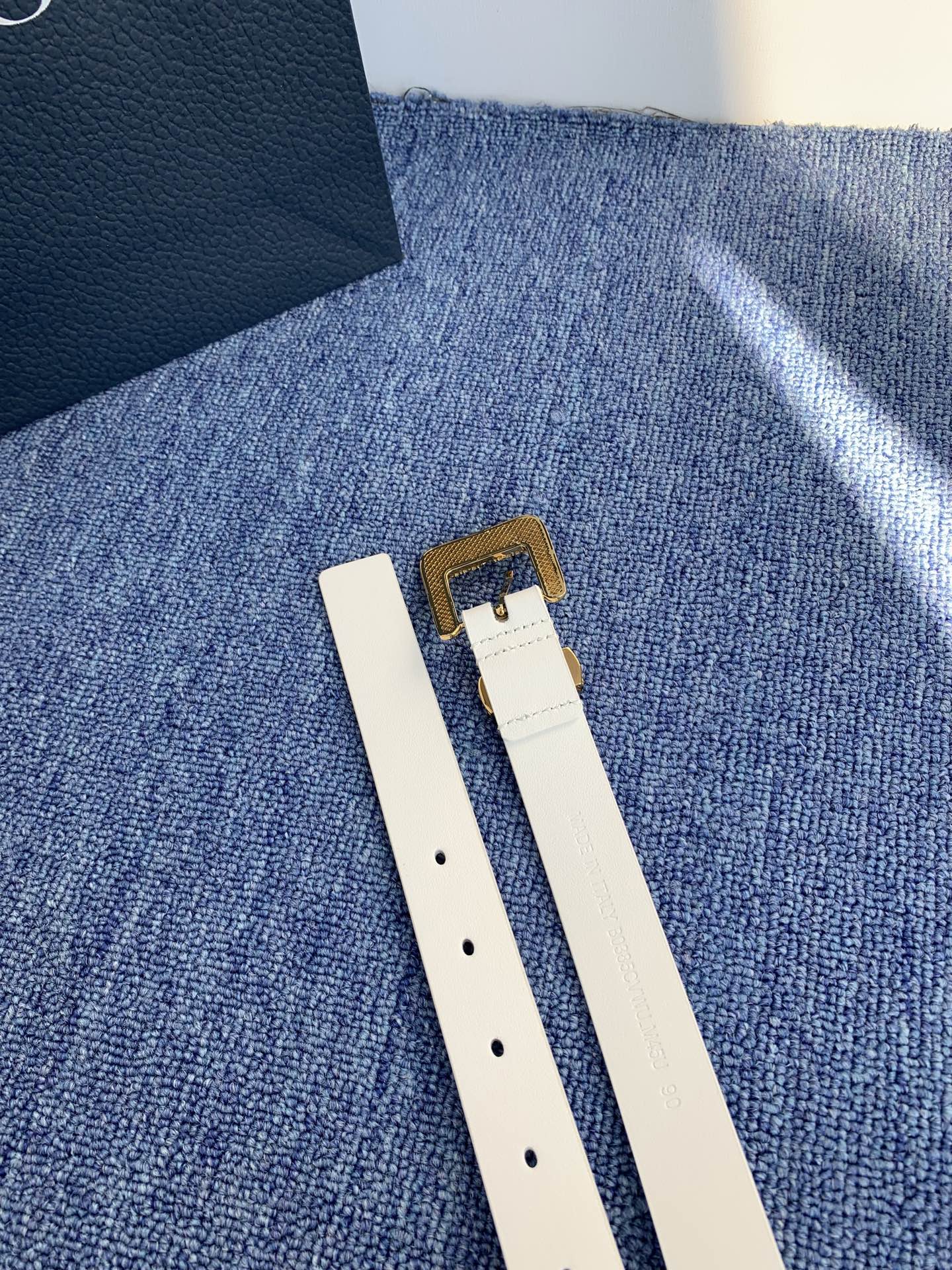 😍😍😍迪奥 2.5CM 😍这款 Montaigne Avenue 腰带从同名手袋汲取灵感，采用黑色光滑 