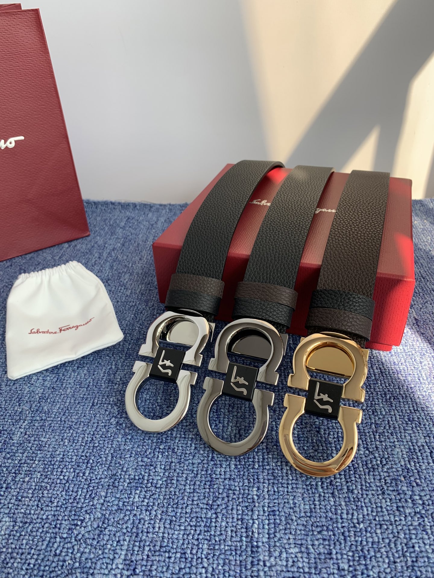 菲拉格慕男款进口小牛皮，手感细腻柔软。搭配纯铜精品扣，男士必备！宽度：3.5cm