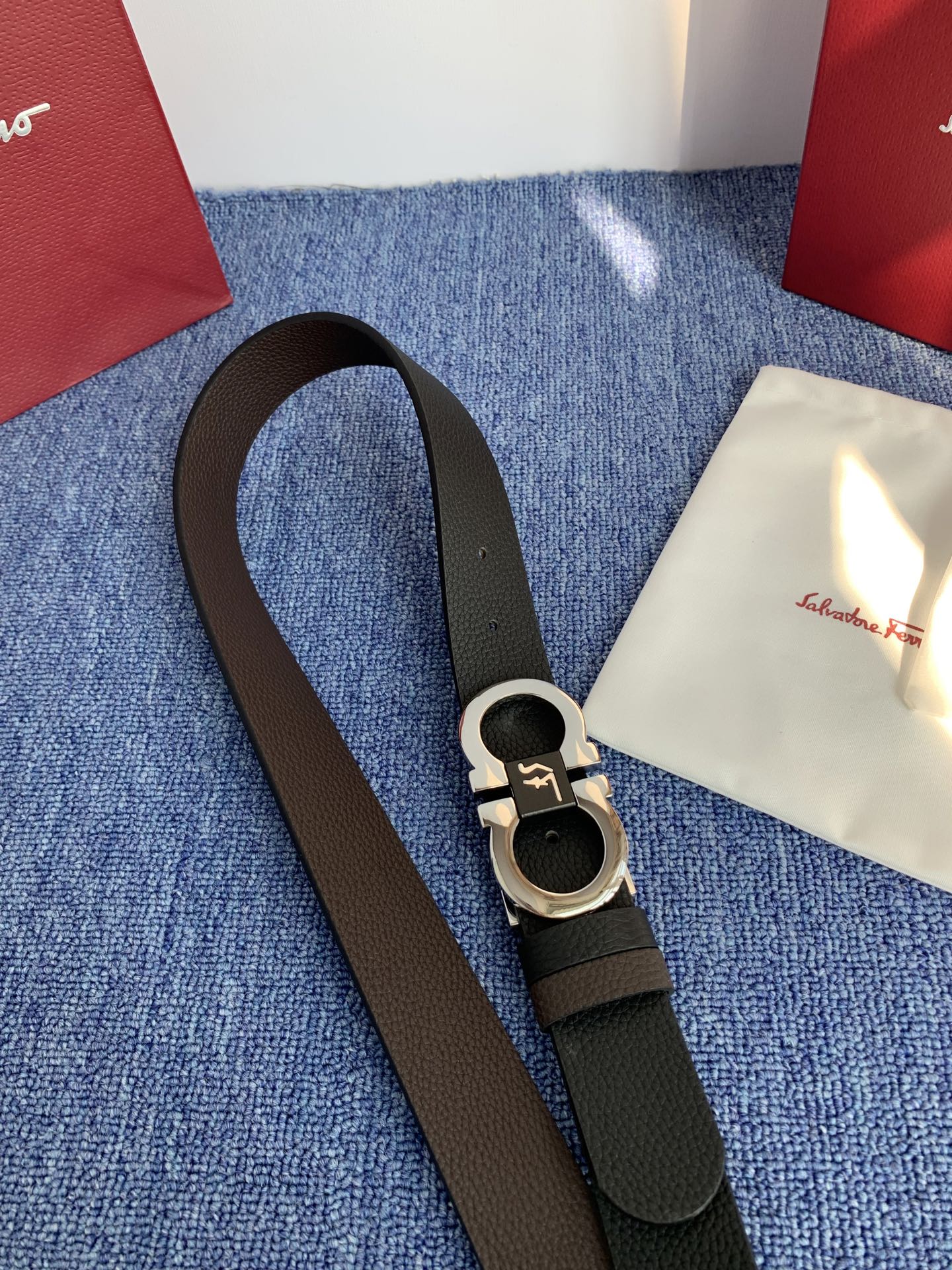 菲拉格慕男款进口小牛皮，手感细腻柔软。搭配纯铜精品扣，男士必备！宽度：3.5cm