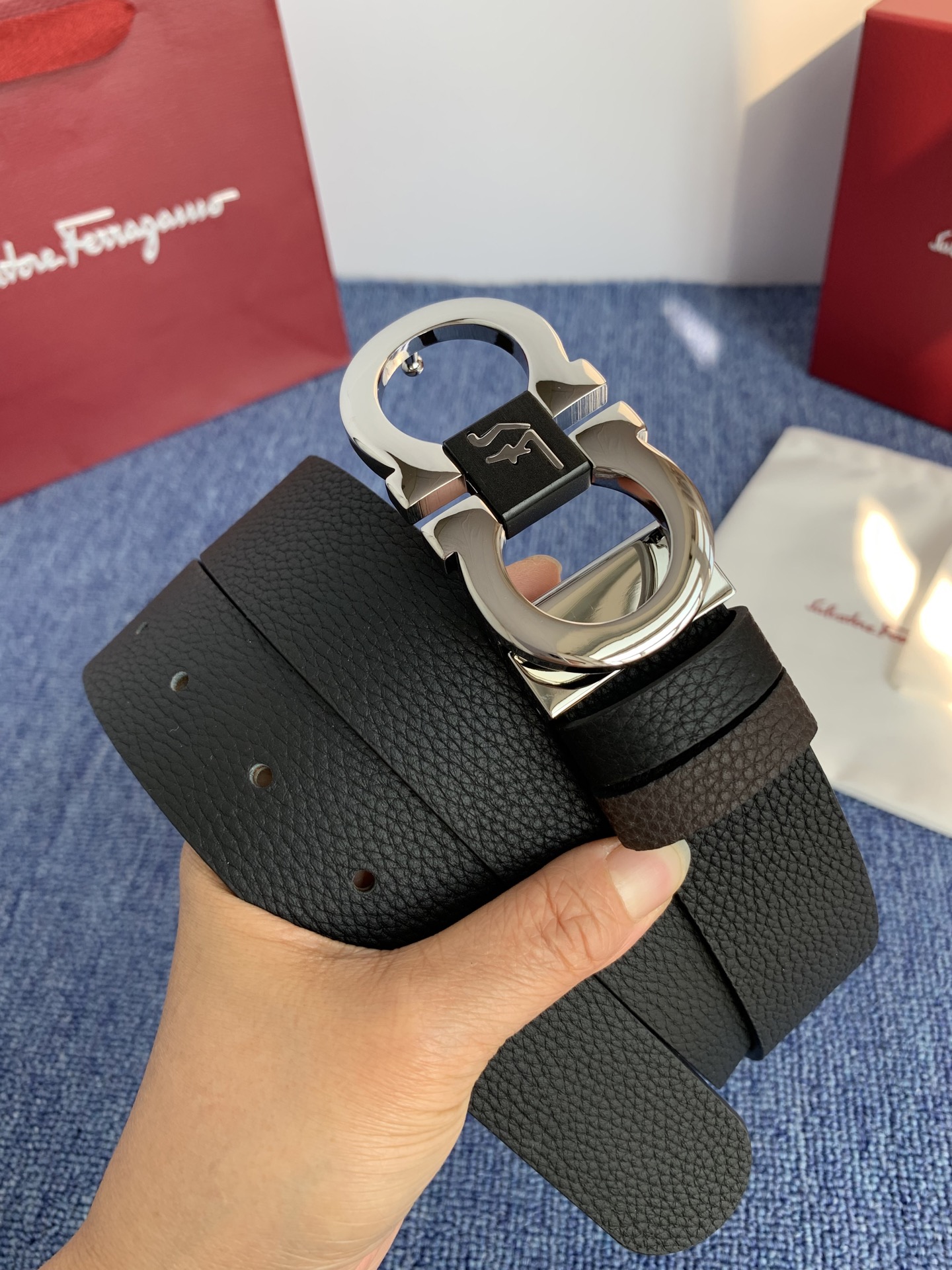 菲拉格慕男款进口小牛皮，手感细腻柔软。搭配纯铜精品扣，男士必备！宽度：3.5cm