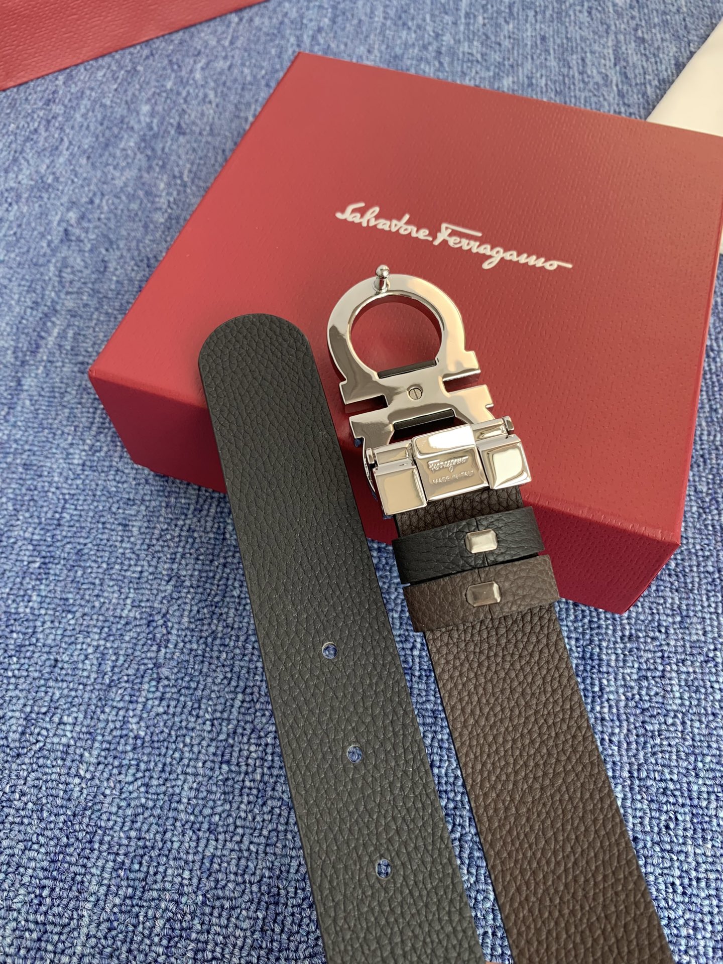 菲拉格慕男款进口小牛皮，手感细腻柔软。搭配纯铜精品扣，男士必备！宽度：3.5cm