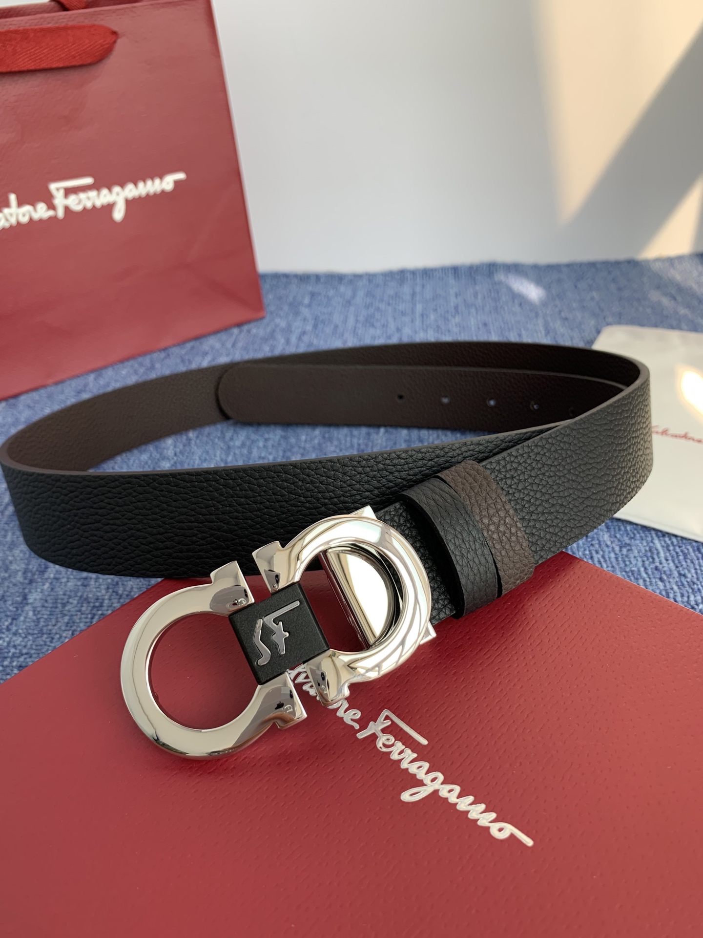 菲拉格慕男款进口小牛皮，手感细腻柔软。搭配纯铜精品扣，男士必备！宽度：3.5cm