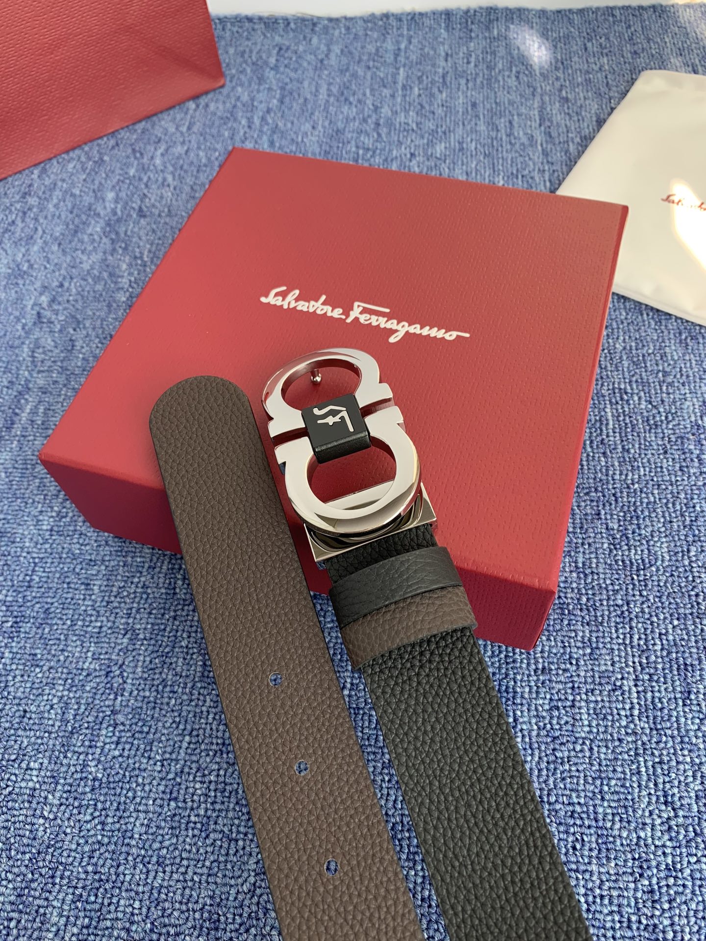 菲拉格慕男款进口小牛皮，手感细腻柔软。搭配纯铜精品扣，男士必备！宽度：3.5cm