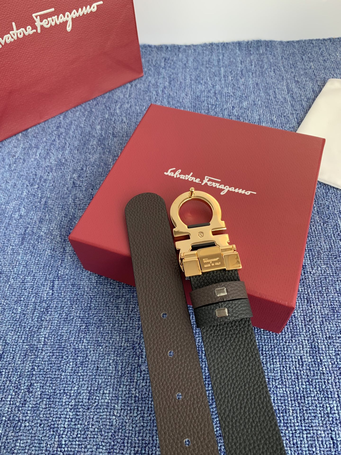 菲拉格慕男款进口小牛皮，手感细腻柔软。搭配纯铜精品扣，男士必备！宽度：3.5cm