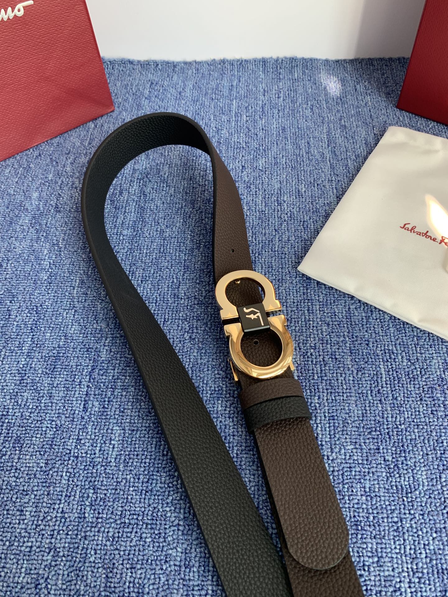 菲拉格慕男款进口小牛皮，手感细腻柔软。搭配纯铜精品扣，男士必备！宽度：3.5cm