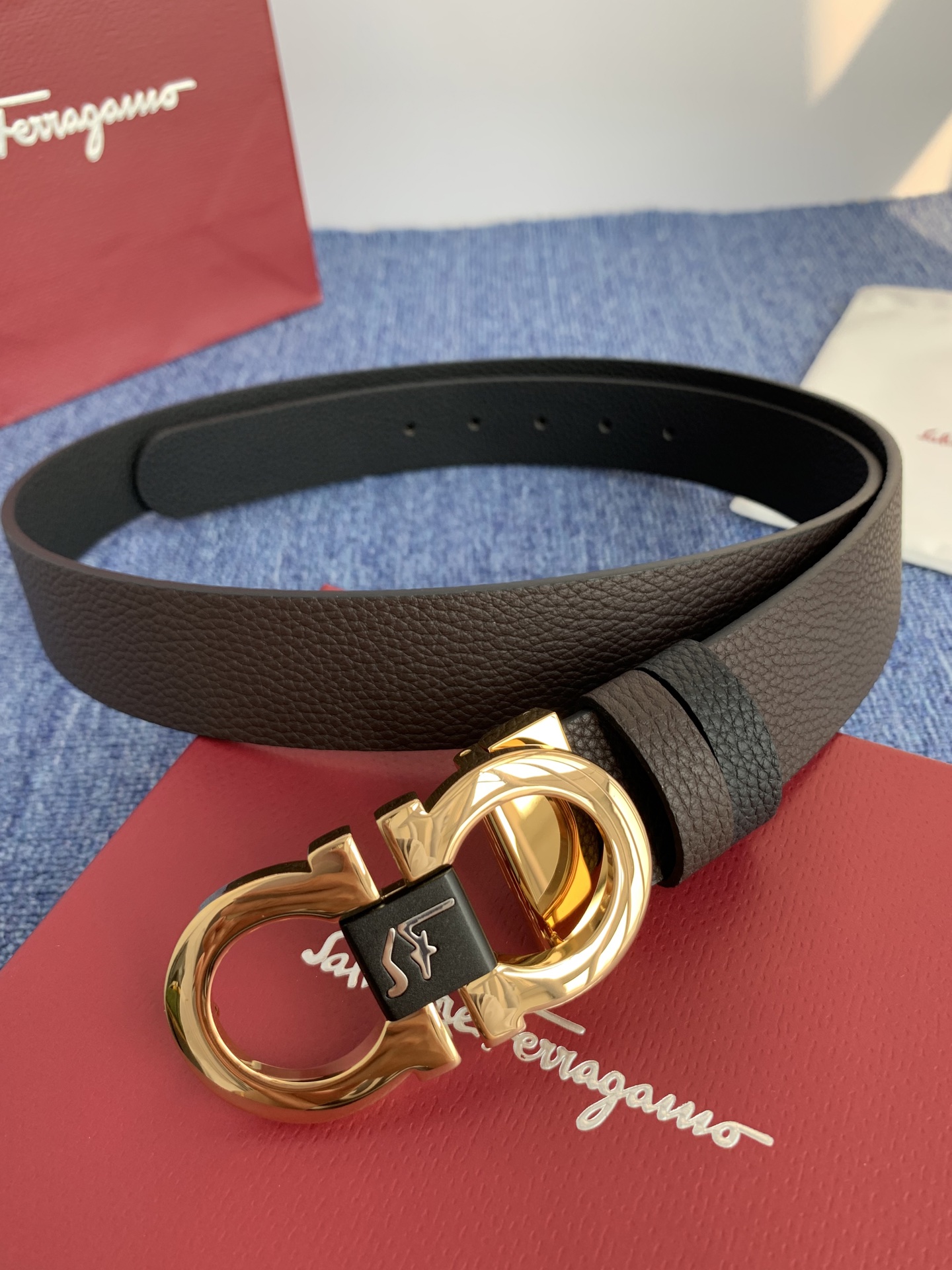 菲拉格慕男款进口小牛皮，手感细腻柔软。搭配纯铜精品扣，男士必备！宽度：3.5cm