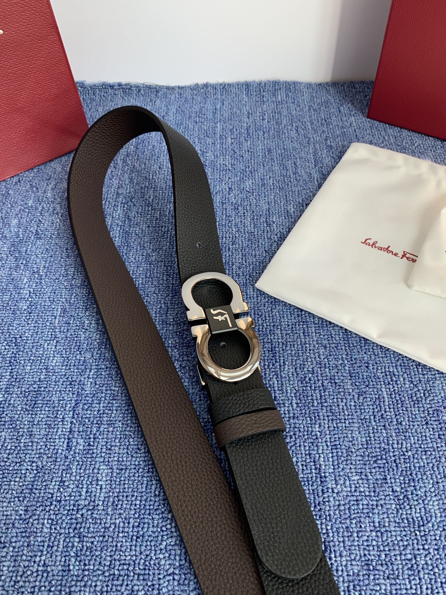 菲拉格慕男款进口小牛皮，手感细腻柔软。搭配纯铜精品扣，男士必备！宽度：3.5cm