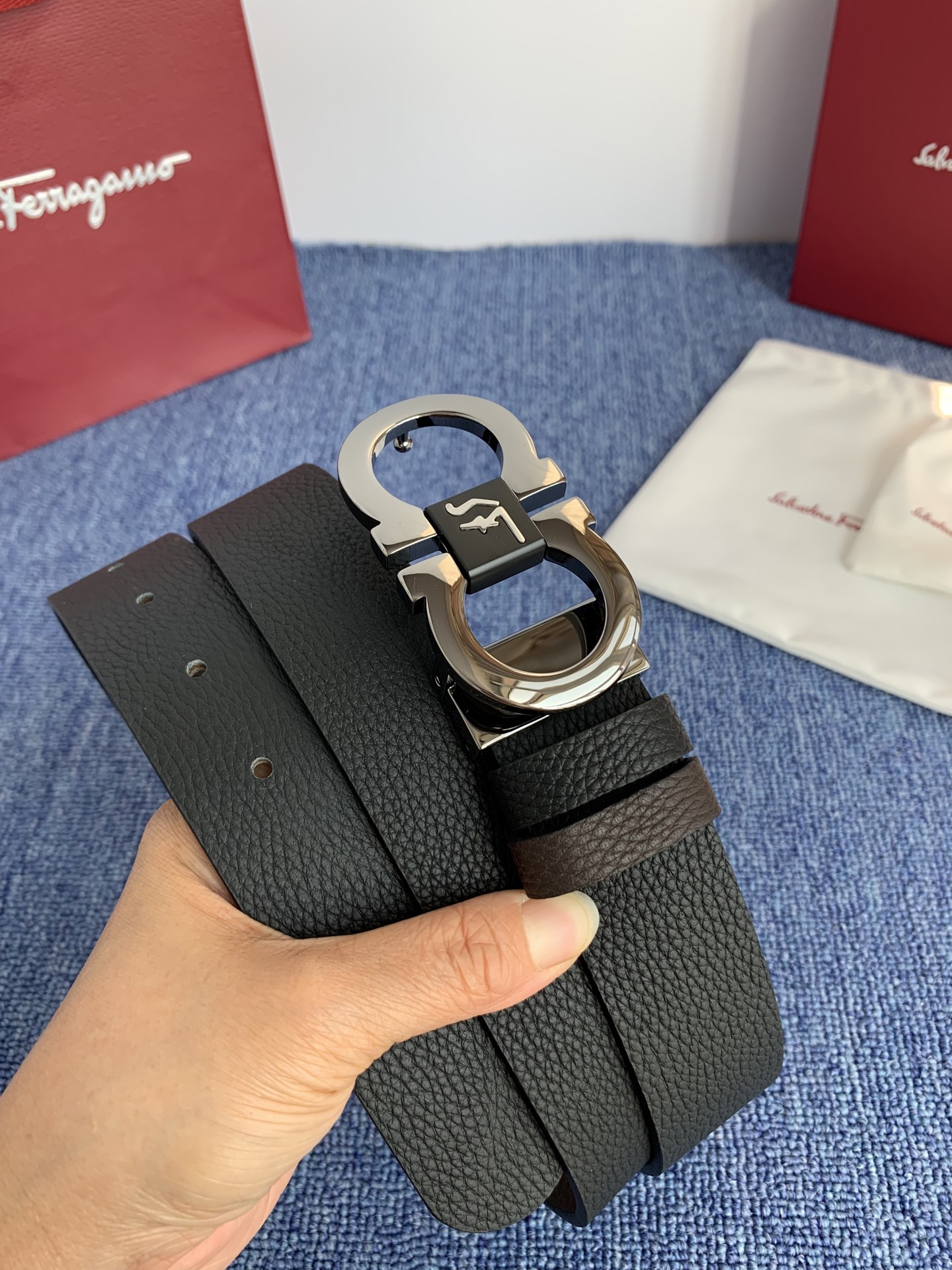 菲拉格慕男款进口小牛皮，手感细腻柔软。搭配纯铜精品扣，男士必备！宽度：3.5cm