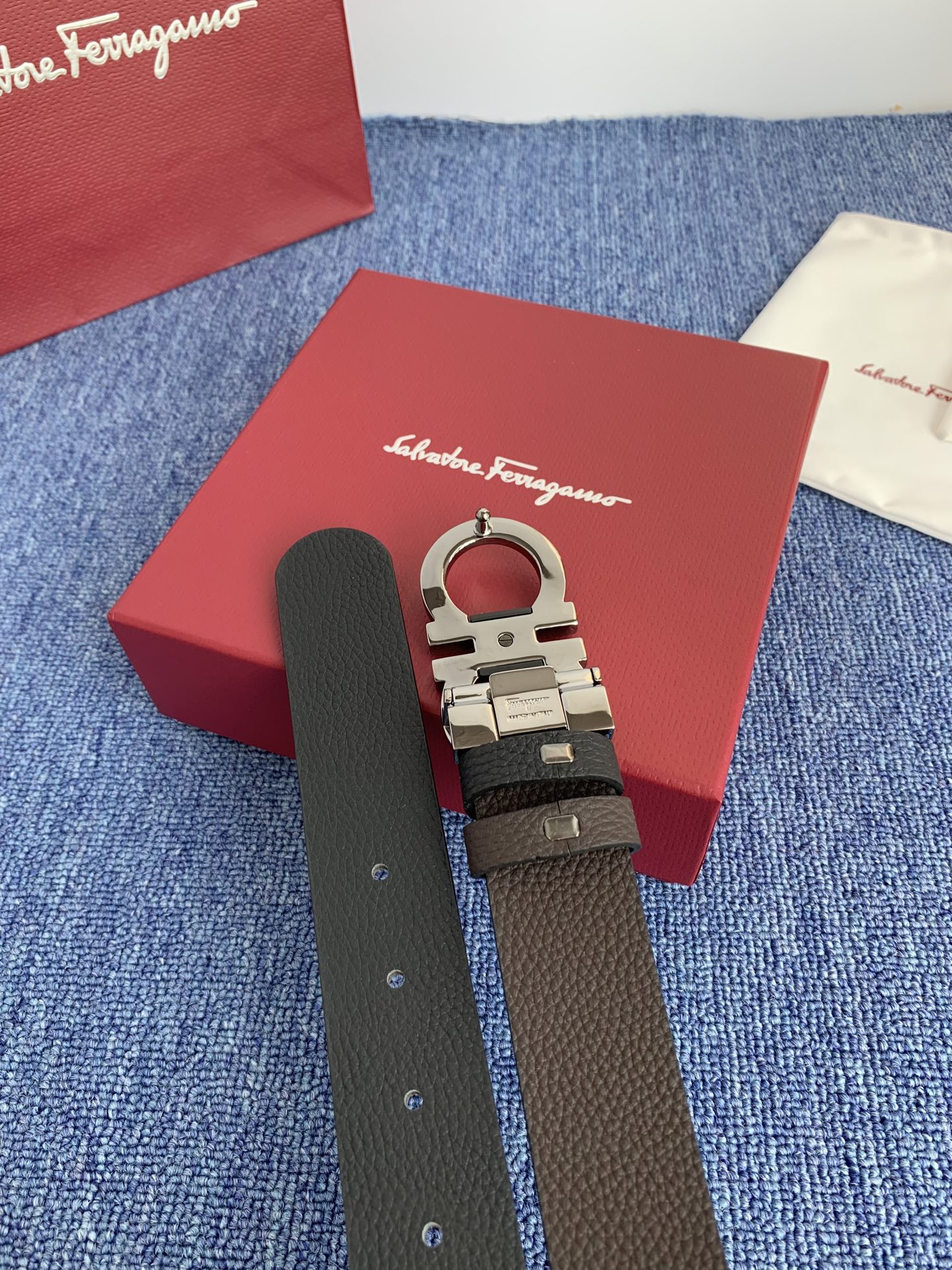 菲拉格慕男款进口小牛皮，手感细腻柔软。搭配纯铜精品扣，男士必备！宽度：3.5cm