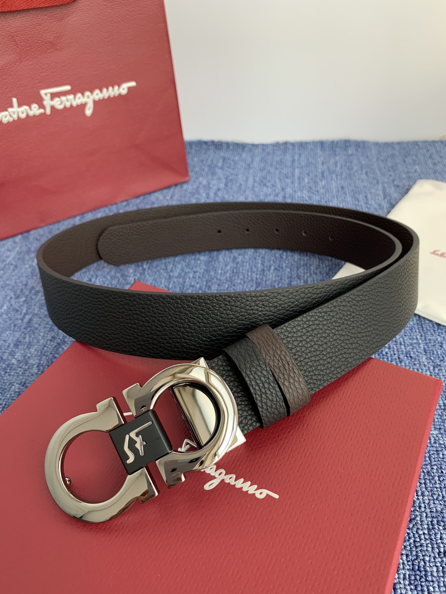 菲拉格慕男款进口小牛皮，手感细腻柔软。搭配纯铜精品扣，男士必备！宽度：3.5cm