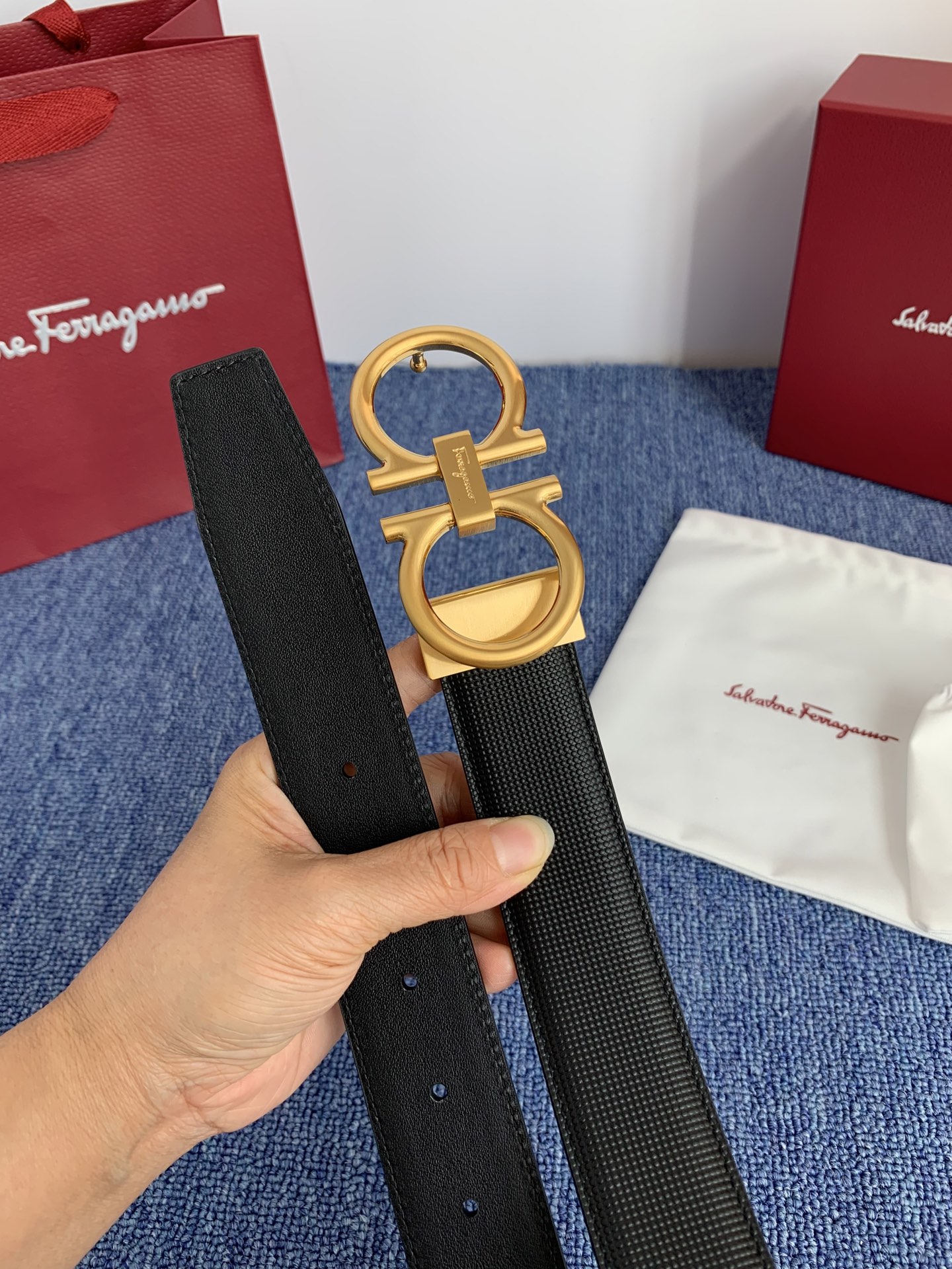 菲拉格慕男款进口小牛皮，手感细腻柔软。搭配纯铜精品扣，男士必备！宽度：3.5cm