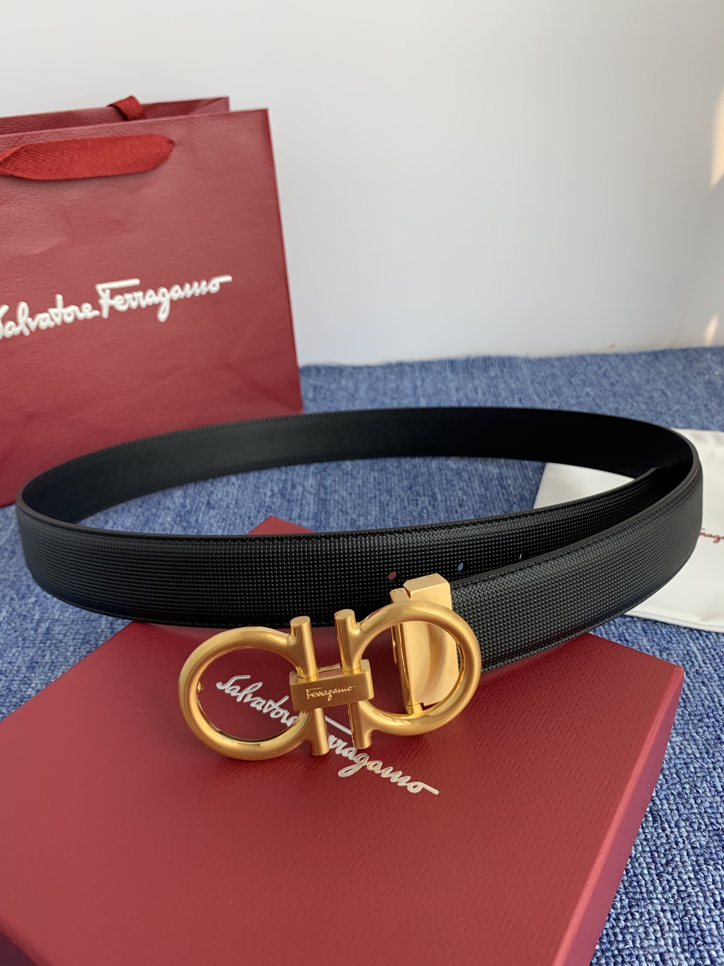 菲拉格慕男款进口小牛皮，手感细腻柔软。搭配纯铜精品扣，男士必备！宽度：3.5cm