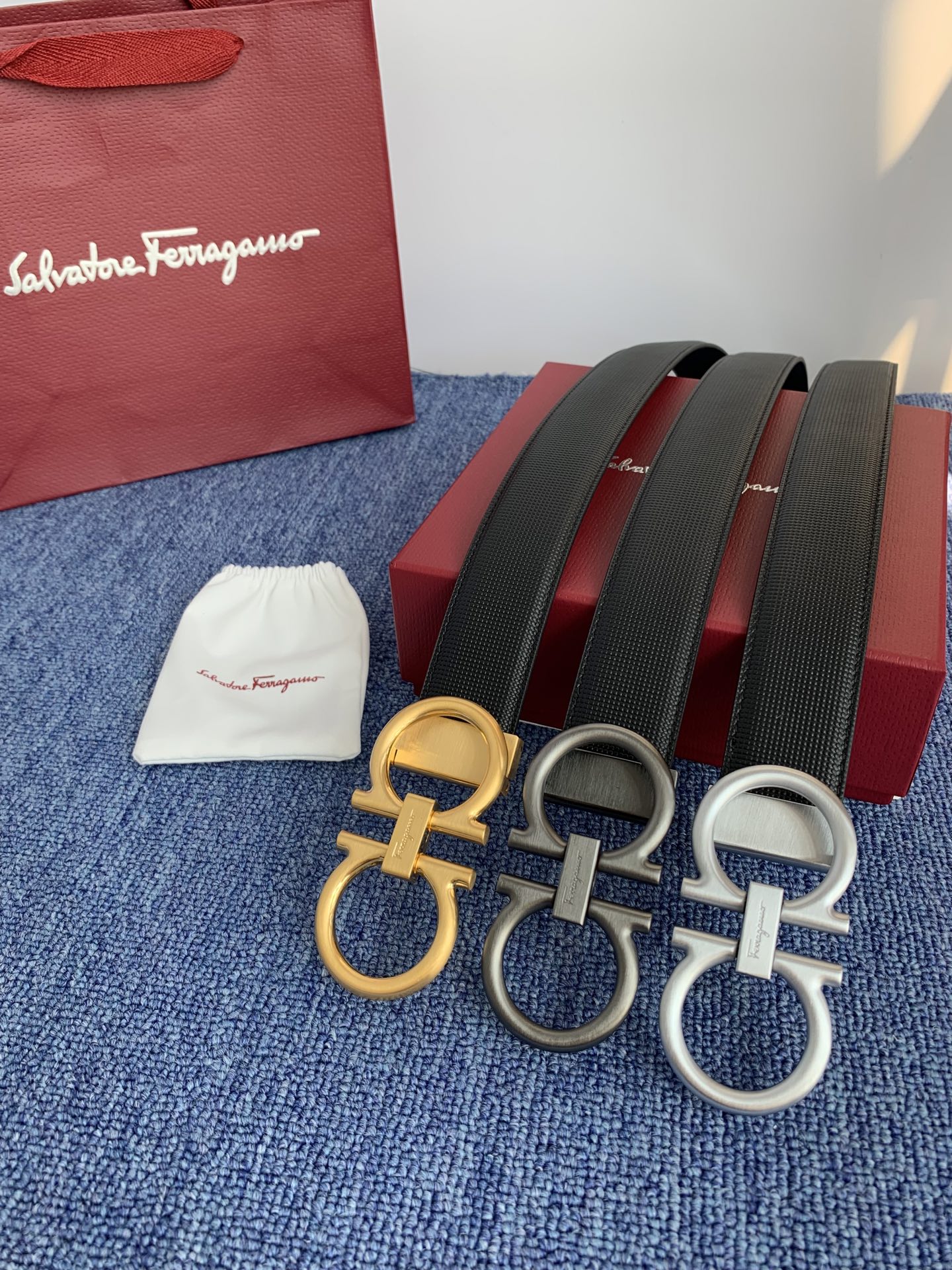 菲拉格慕男款进口小牛皮，手感细腻柔软。搭配纯铜精品扣，男士必备！宽度：3.5cm