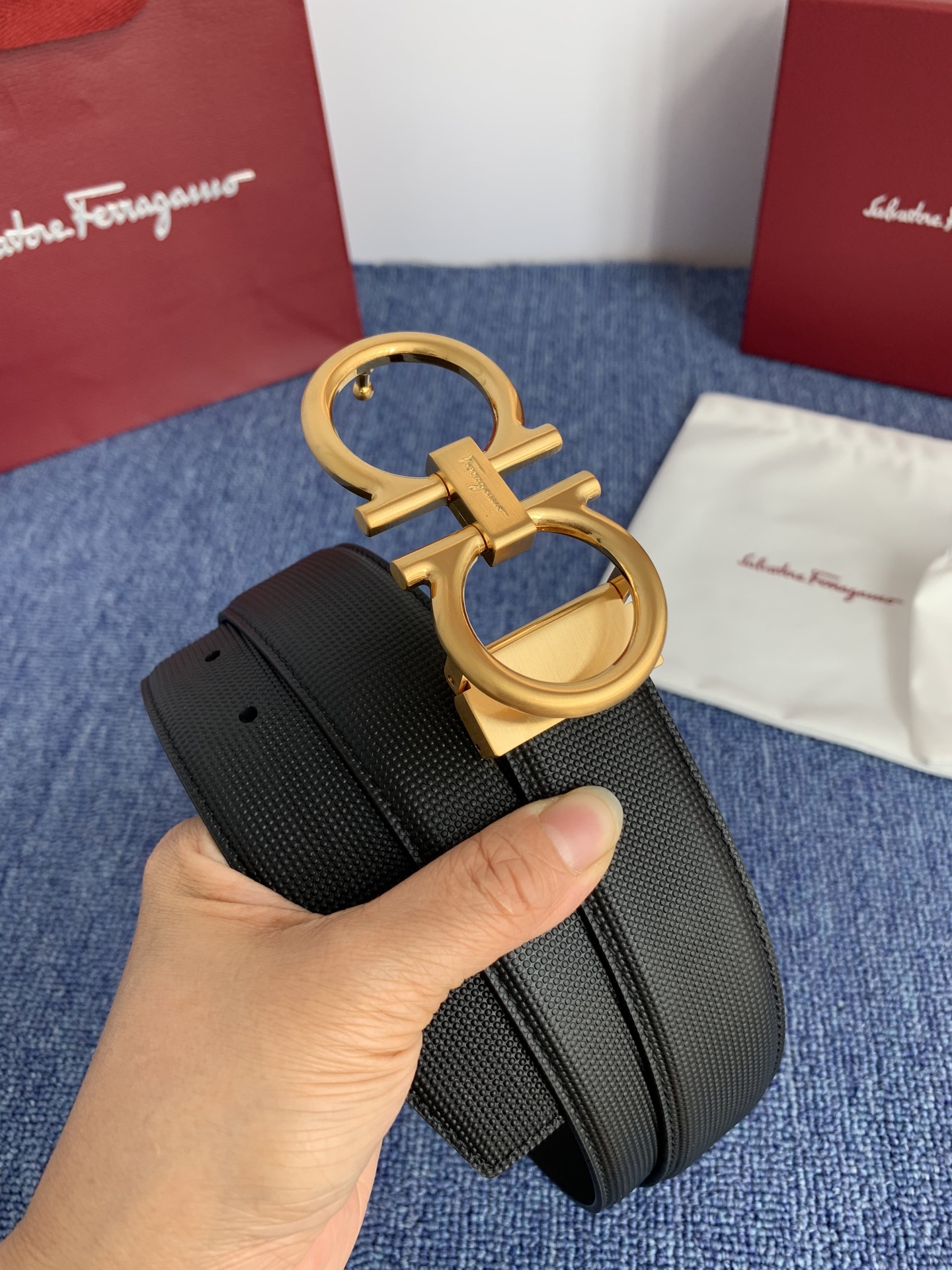 菲拉格慕男款进口小牛皮，手感细腻柔软。搭配纯铜精品扣，男士必备！宽度：3.5cm