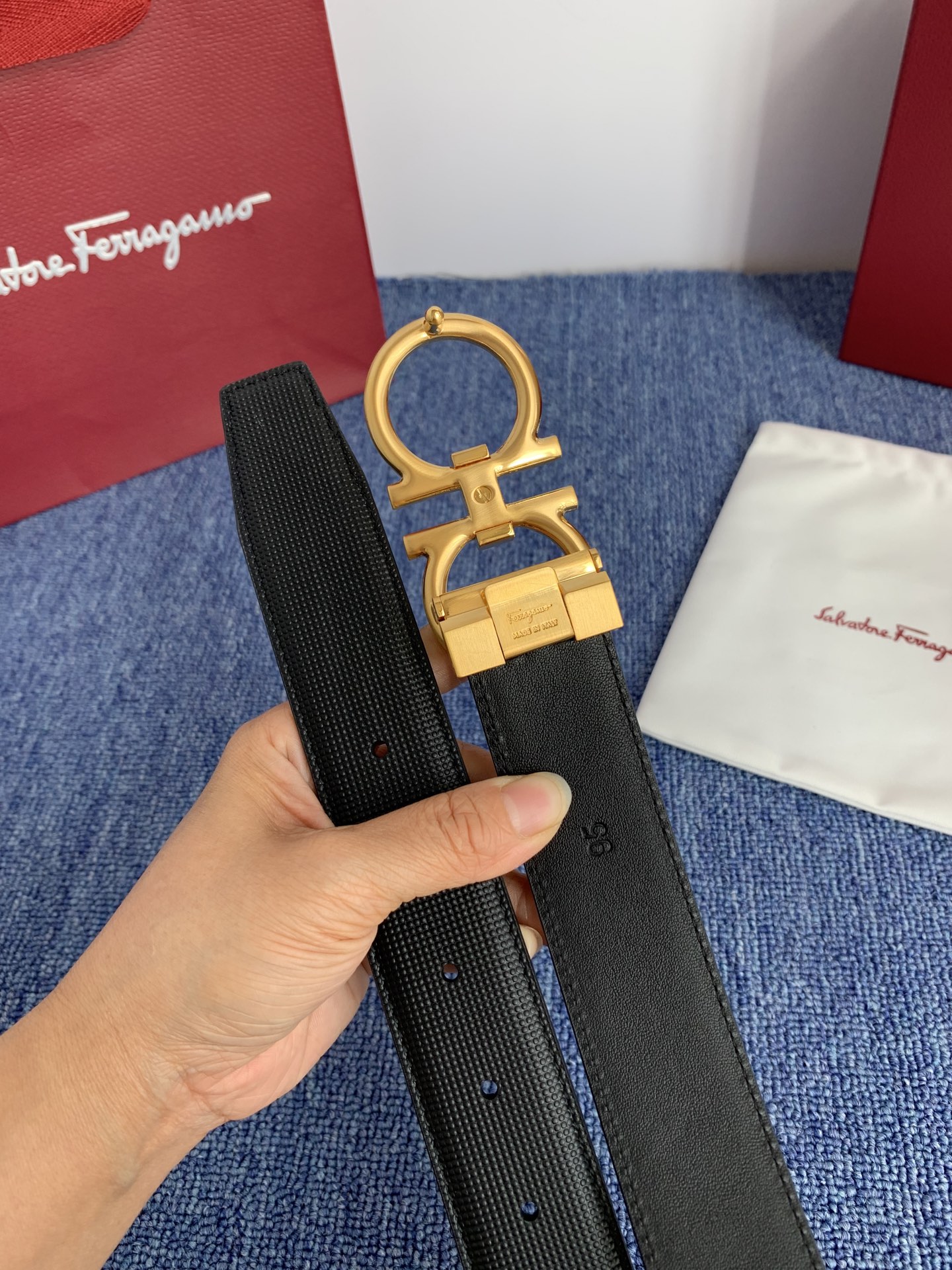 菲拉格慕男款进口小牛皮，手感细腻柔软。搭配纯铜精品扣，男士必备！宽度：3.5cm