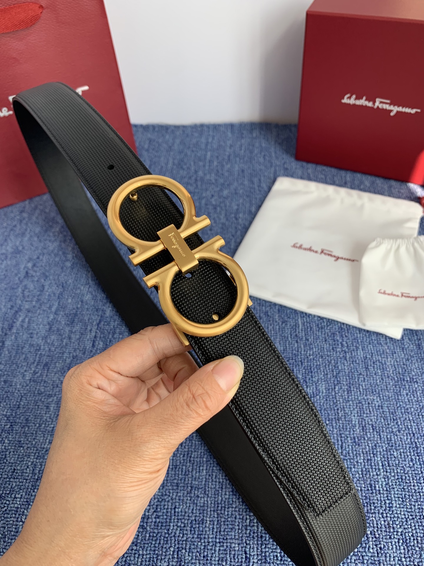 菲拉格慕男款进口小牛皮，手感细腻柔软。搭配纯铜精品扣，男士必备！宽度：3.5cm