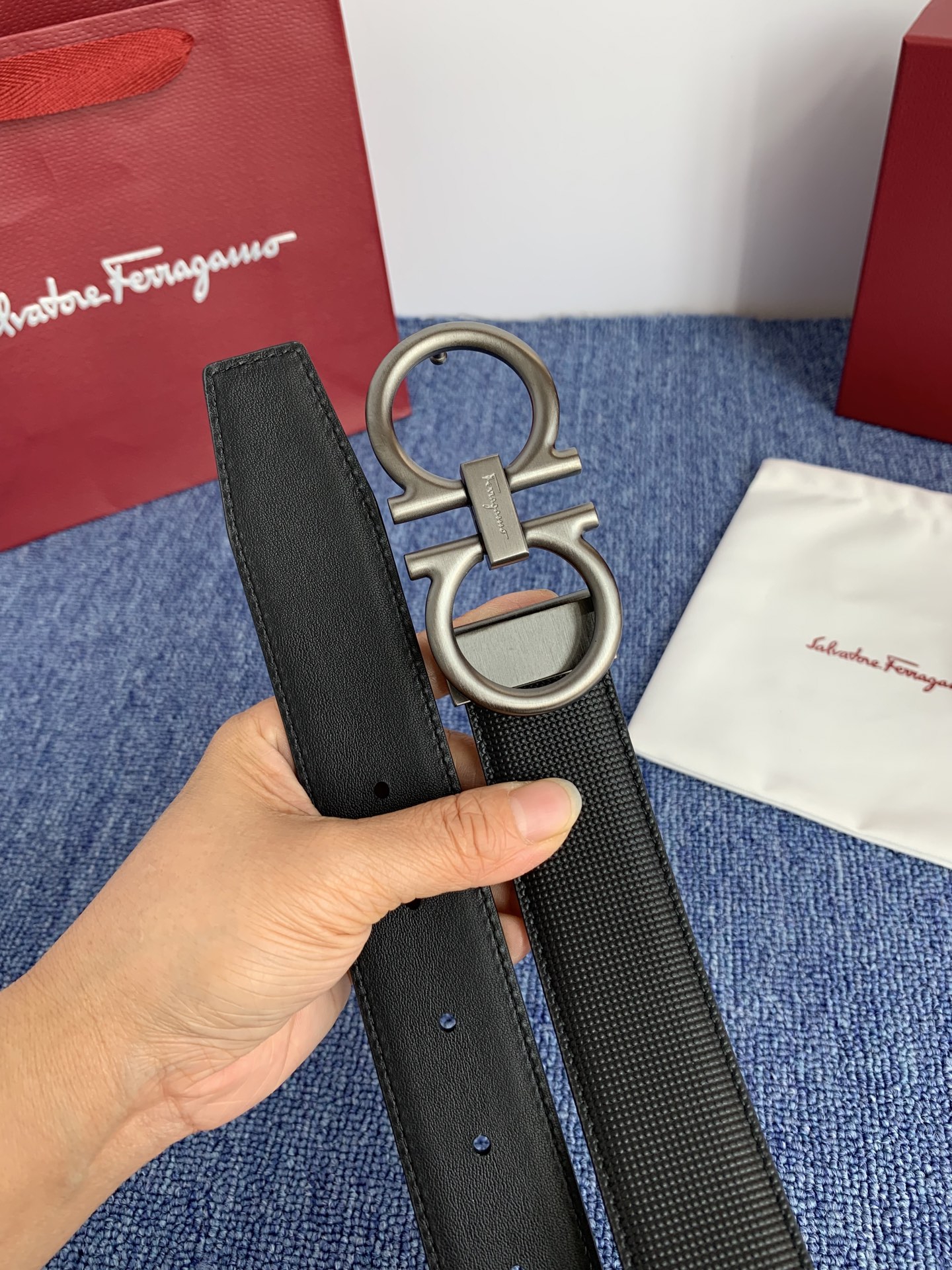 菲拉格慕男款进口小牛皮，手感细腻柔软。搭配纯铜精品扣，男士必备！宽度：3.5cm