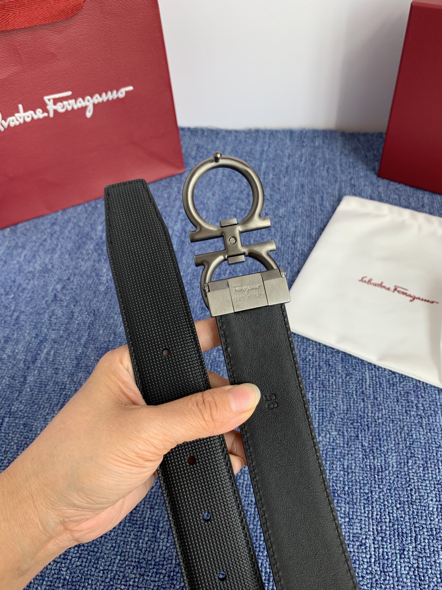 菲拉格慕男款进口小牛皮，手感细腻柔软。搭配纯铜精品扣，男士必备！宽度：3.5cm