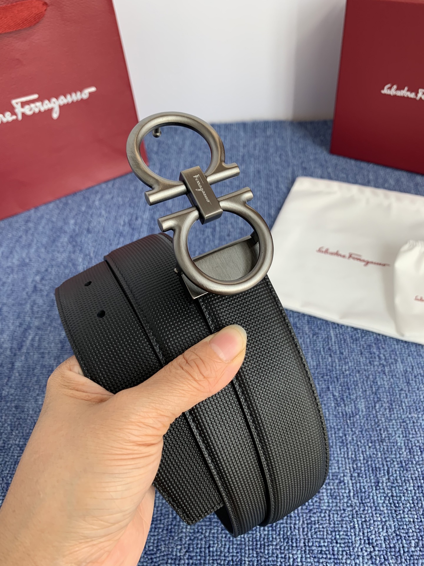 菲拉格慕男款进口小牛皮，手感细腻柔软。搭配纯铜精品扣，男士必备！宽度：3.5cm