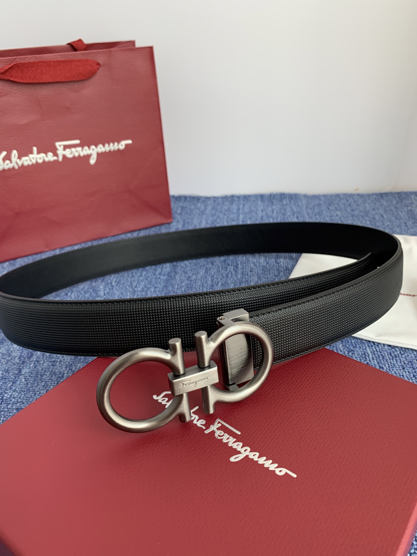 菲拉格慕男款进口小牛皮，手感细腻柔软。搭配纯铜精品扣，男士必备！宽度：3.5cm