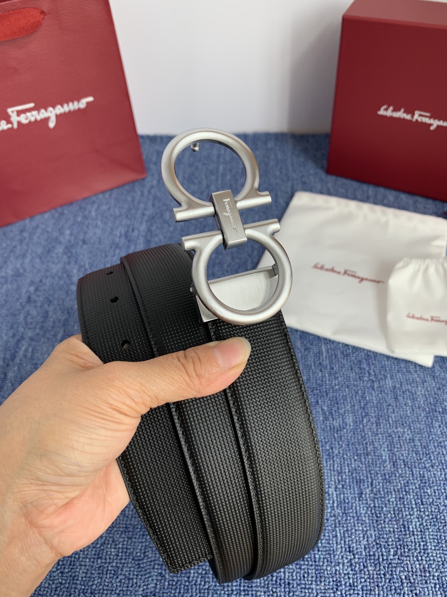 菲拉格慕男款进口小牛皮，手感细腻柔软。搭配纯铜精品扣，男士必备！宽度：3.5cm