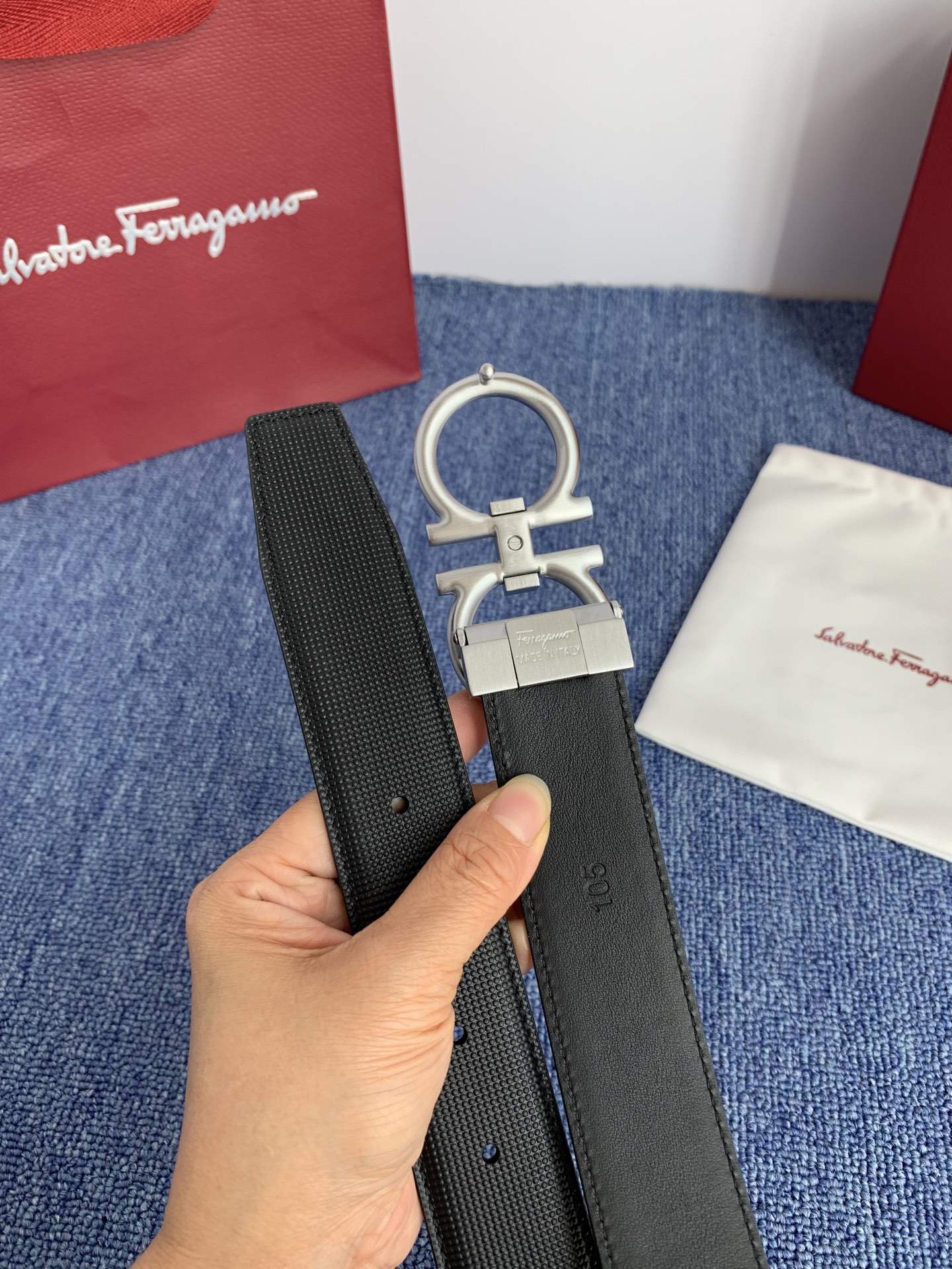 菲拉格慕男款进口小牛皮，手感细腻柔软。搭配纯铜精品扣，男士必备！宽度：3.5cm