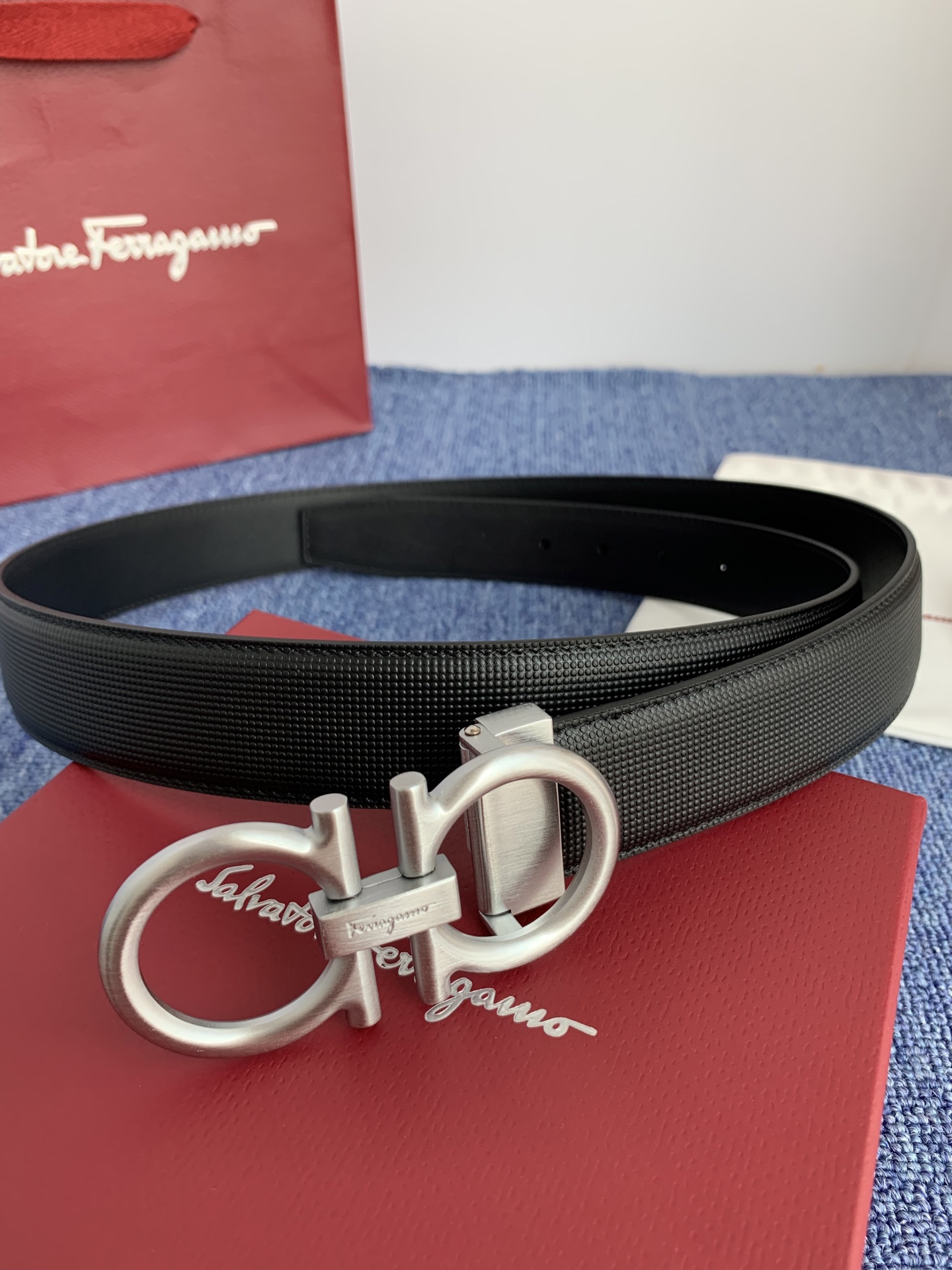 菲拉格慕男款进口小牛皮，手感细腻柔软。搭配纯铜精品扣，男士必备！宽度：3.5cm