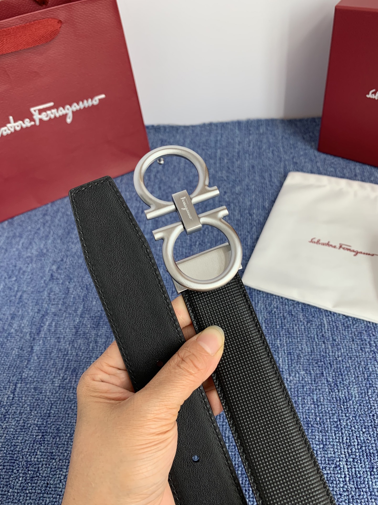 菲拉格慕男款进口小牛皮，手感细腻柔软。搭配纯铜精品扣，男士必备！宽度：3.5cm