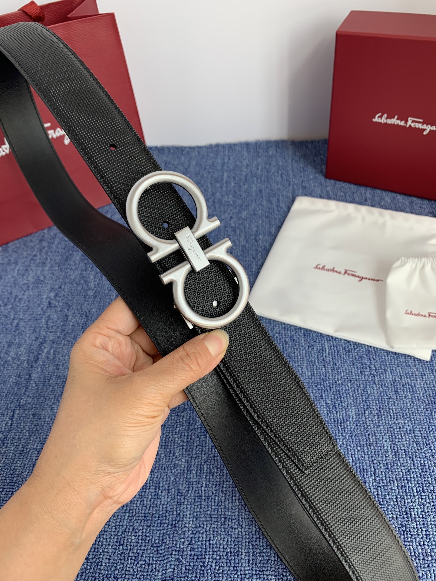 菲拉格慕男款进口小牛皮，手感细腻柔软。搭配纯铜精品扣，男士必备！宽度：3.5cm