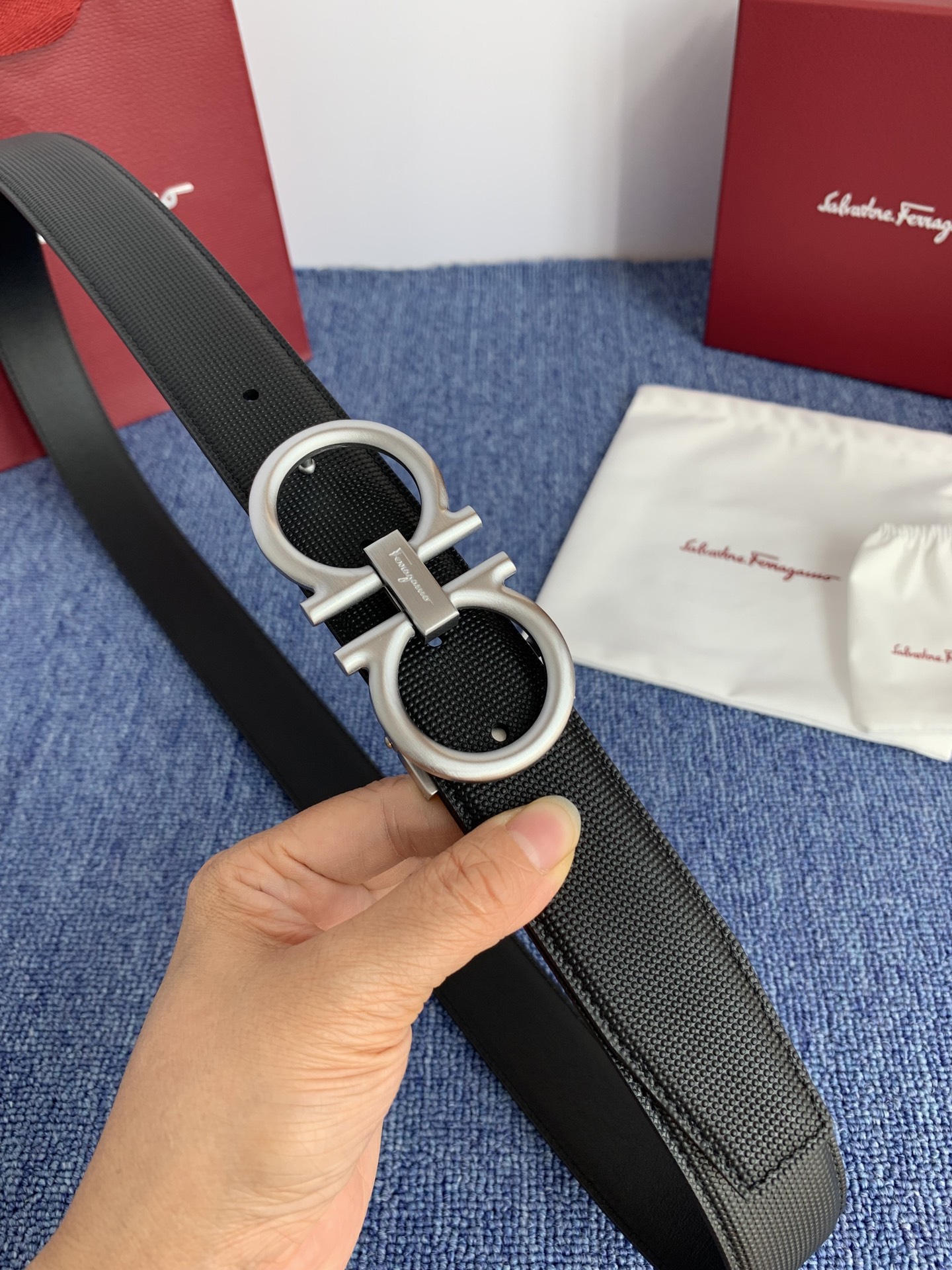 菲拉格慕男款进口小牛皮，手感细腻柔软。搭配纯铜精品扣，男士必备！宽度：3.5cm