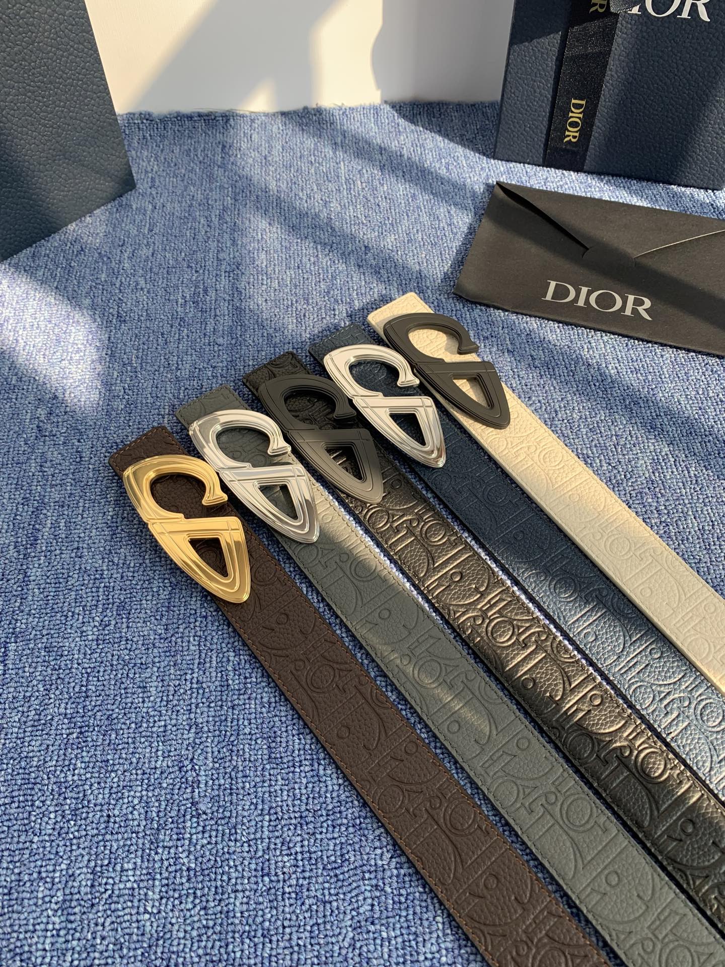 采用黑色粒面牛皮革精心制作，饰以镌刻有 Dior 的针扣和黑色金属覆层铜合金 CD Icon 标志腰带环
