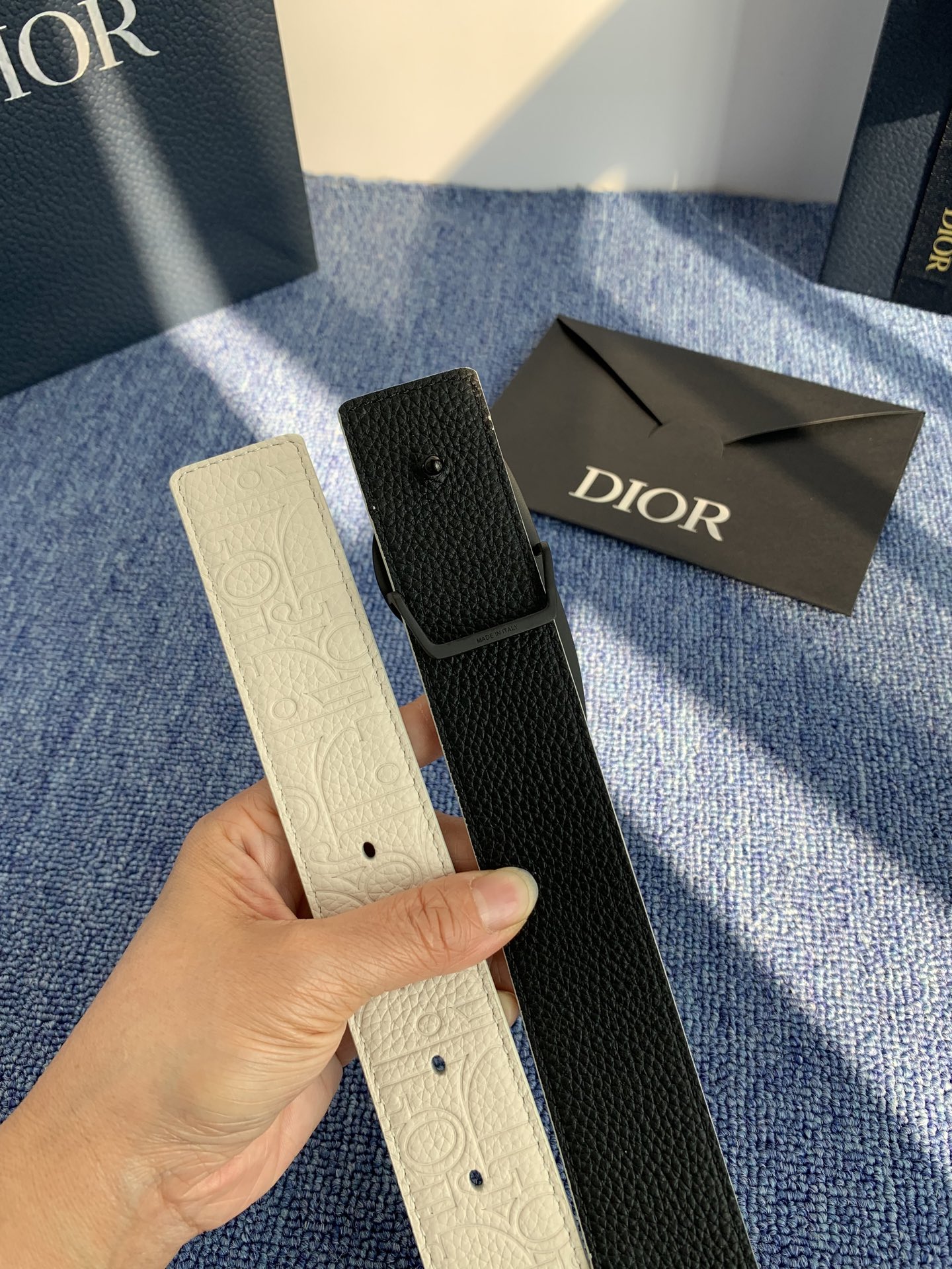 采用黑色粒面牛皮革精心制作，饰以镌刻有 Dior 的针扣和黑色金属覆层铜合金 CD Icon 标志腰带环
