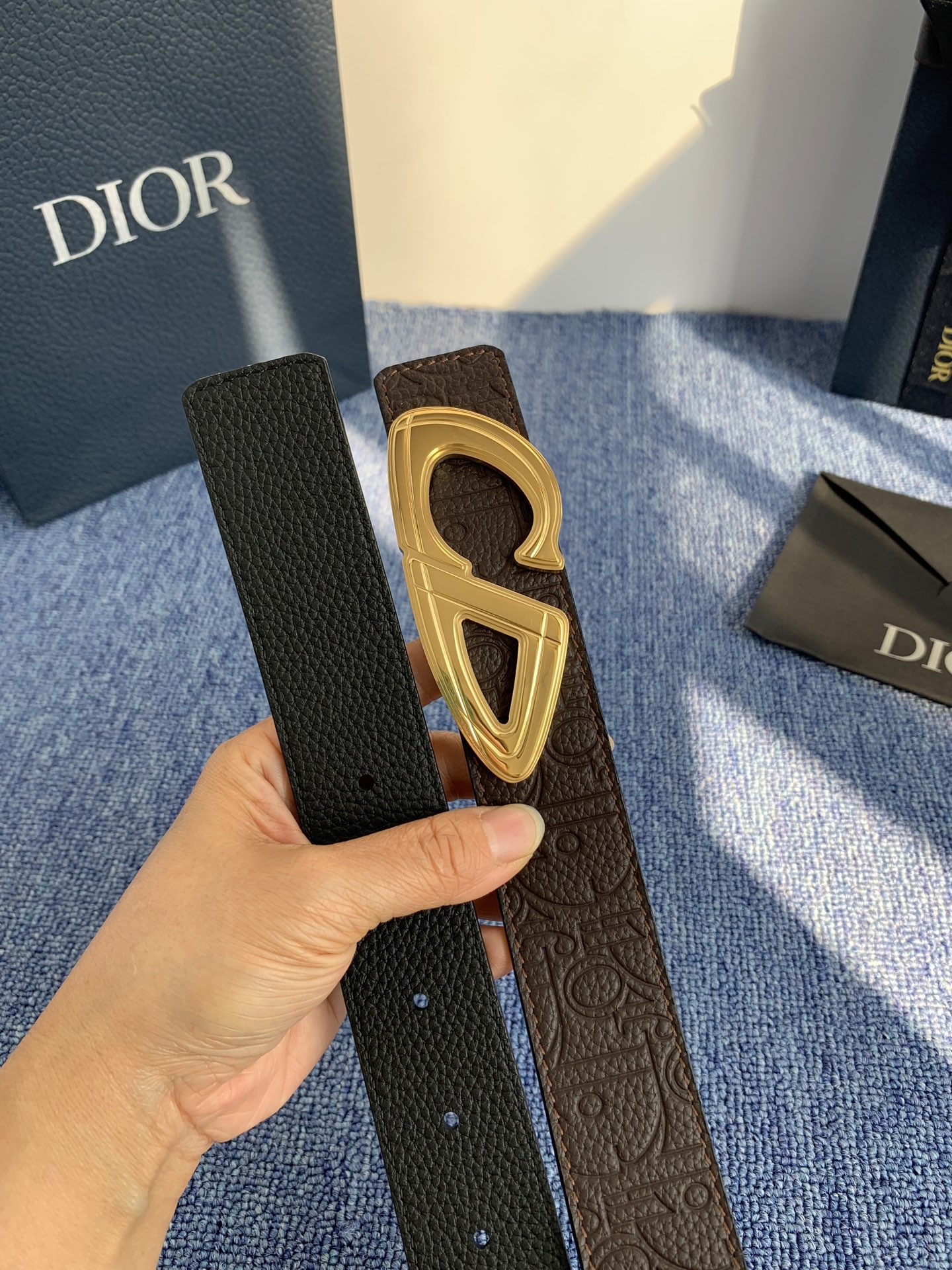 采用黑色粒面牛皮革精心制作，饰以镌刻有 Dior 的针扣和黑色金属覆层铜合金 CD Icon 标志腰带环