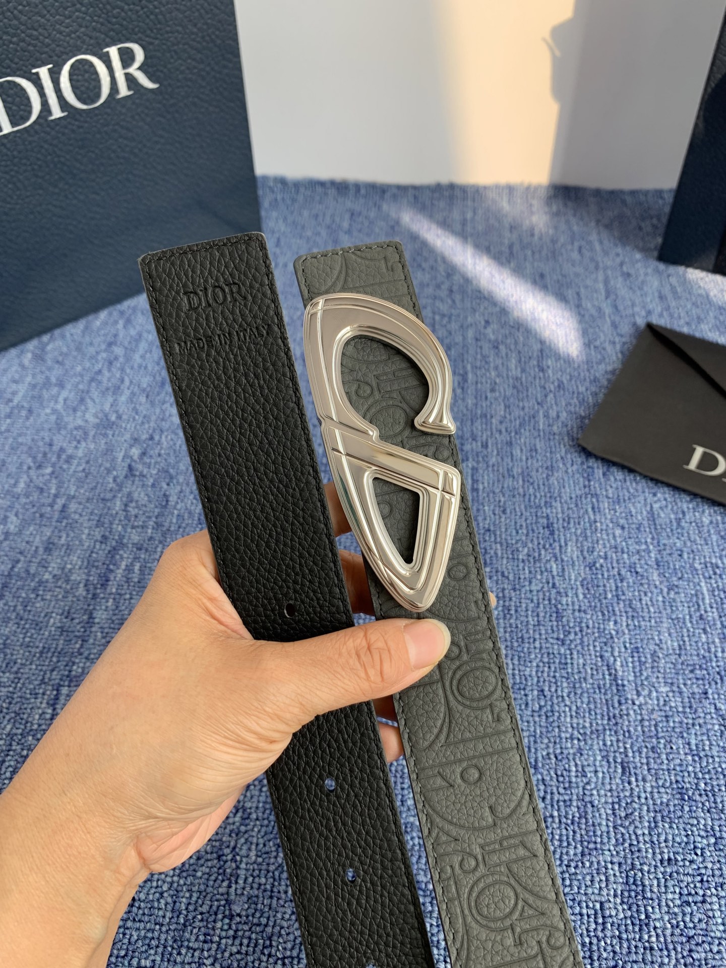 采用黑色粒面牛皮革精心制作，饰以镌刻有 Dior 的针扣和黑色金属覆层铜合金 CD Icon 标志腰带环