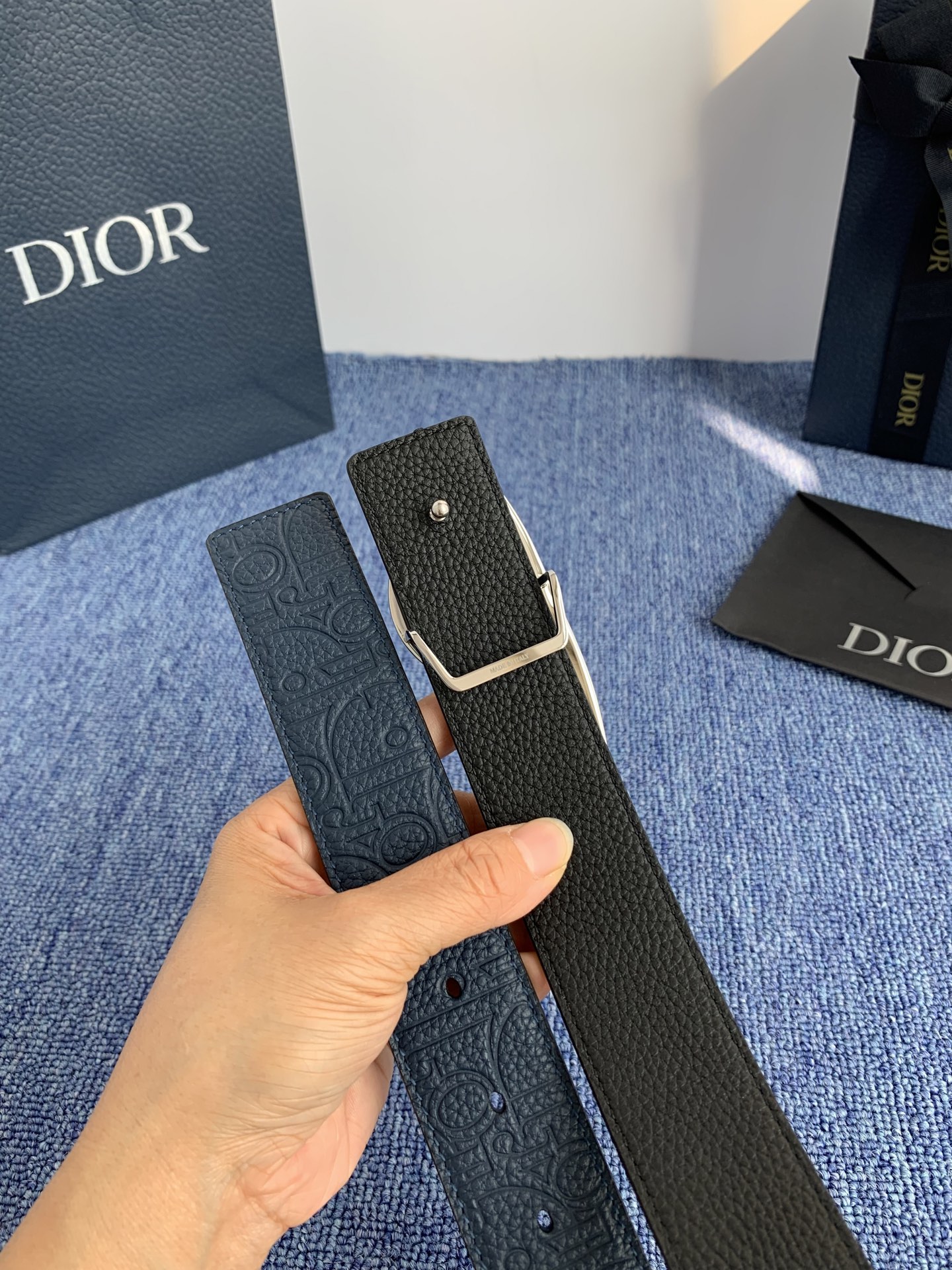 采用黑色粒面牛皮革精心制作，饰以镌刻有 Dior 的针扣和黑色金属覆层铜合金 CD Icon 标志腰带环