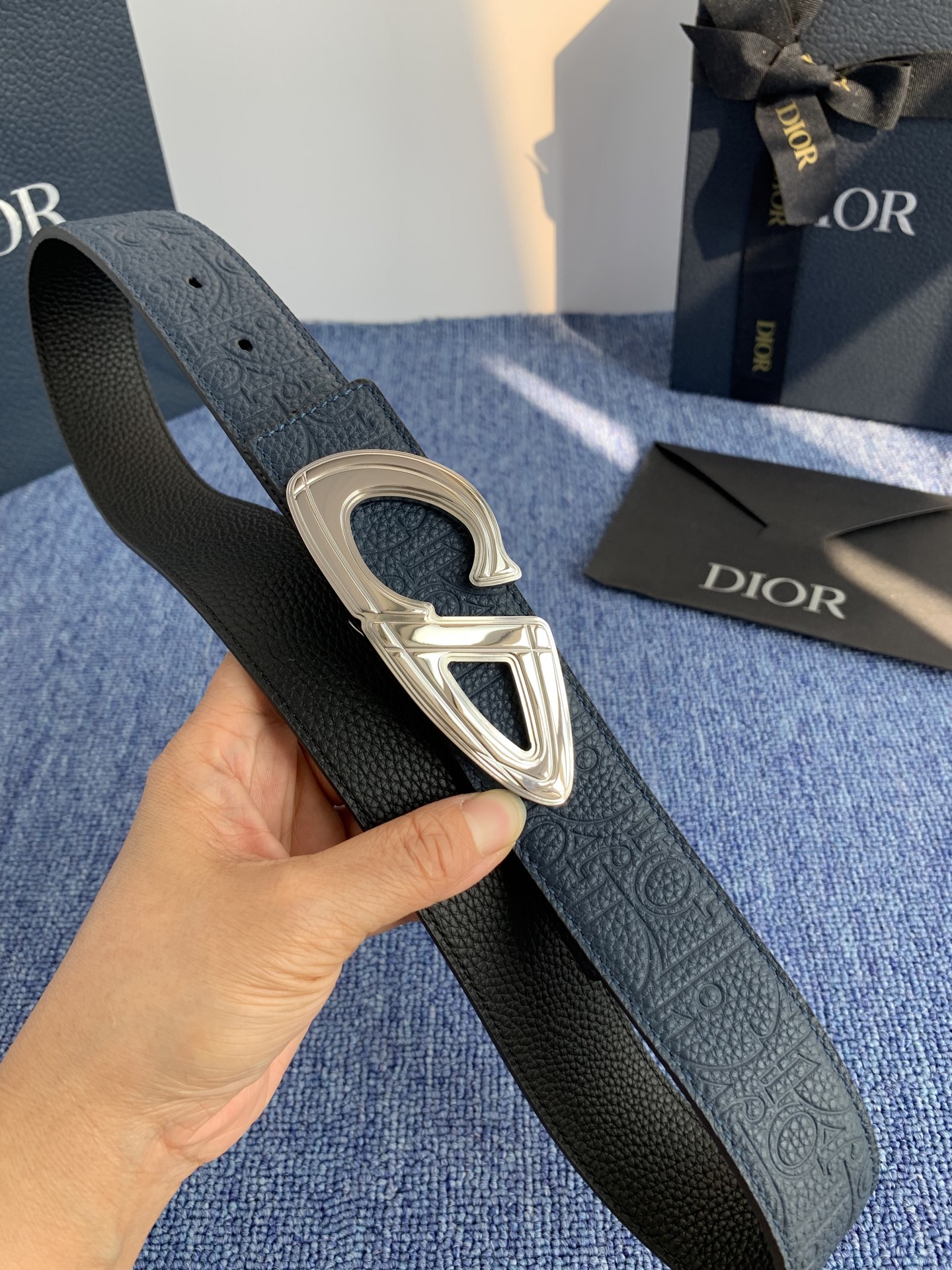采用黑色粒面牛皮革精心制作，饰以镌刻有 Dior 的针扣和黑色金属覆层铜合金 CD Icon 标志腰带环