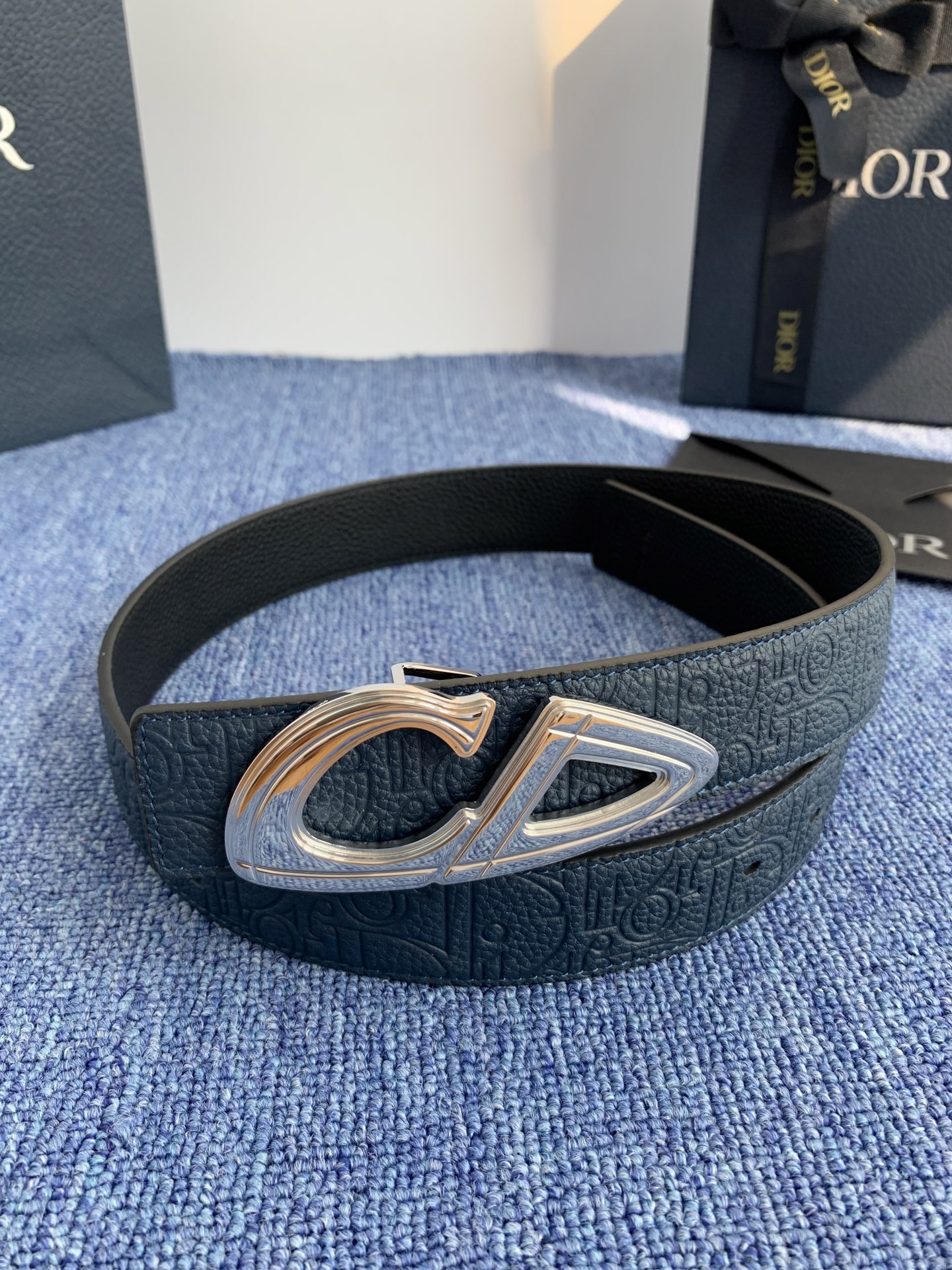 采用黑色粒面牛皮革精心制作，饰以镌刻有 Dior 的针扣和黑色金属覆层铜合金 CD Icon 标志腰带环