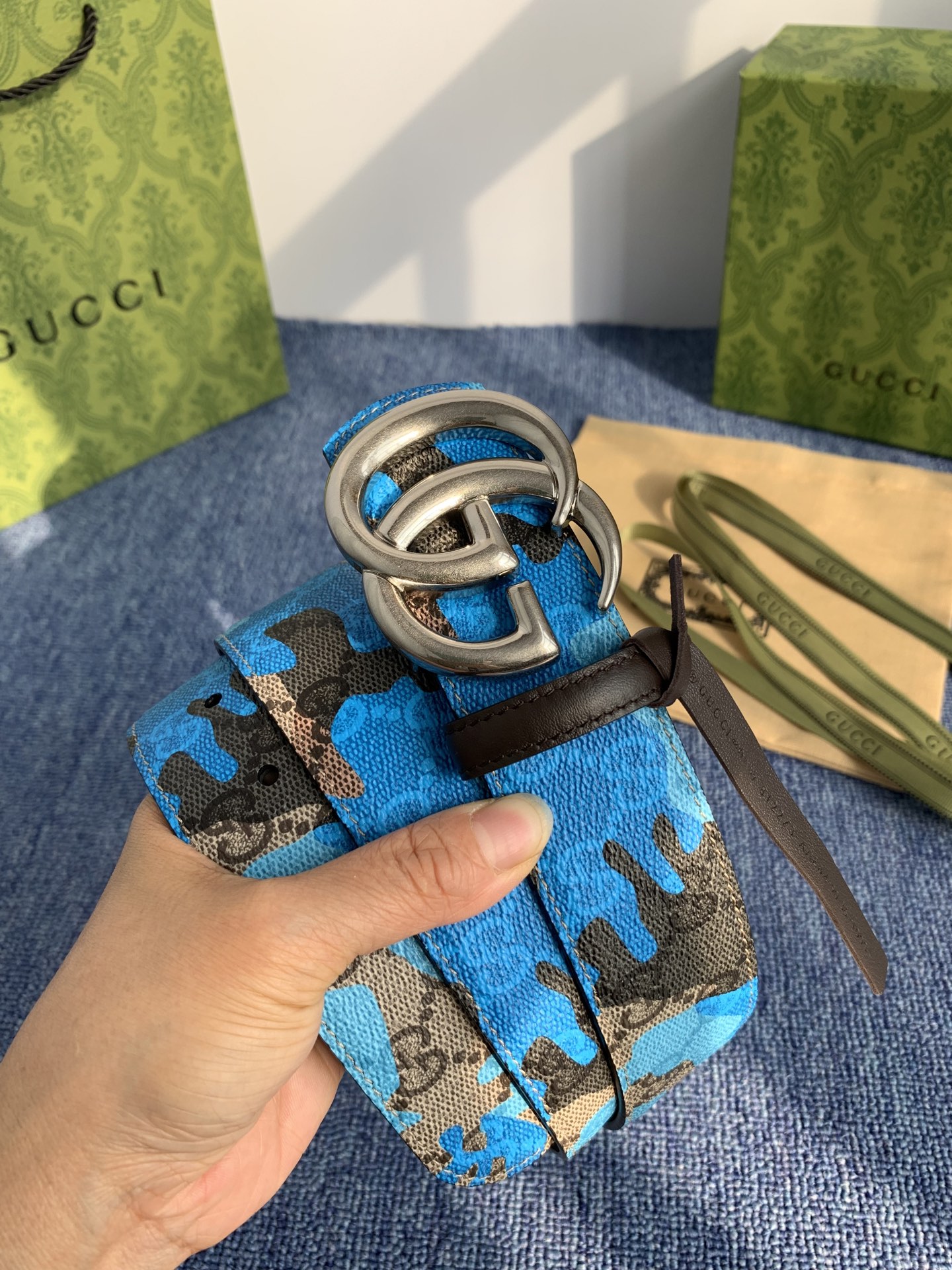 🔴 【品牌】古驰 Gucci 🔴 【描述】采用高级Gucci Signature真皮精制而成，触感厚实，