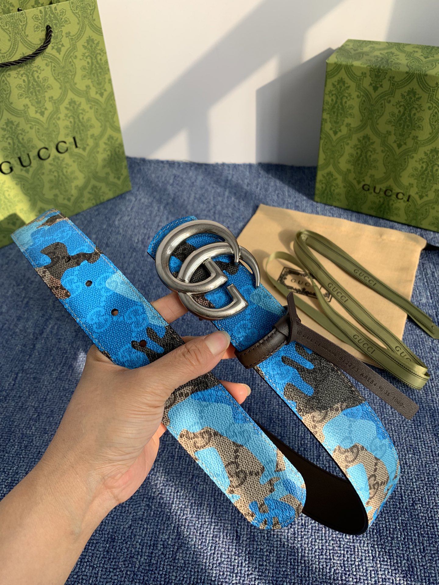 🔴 【品牌】古驰 Gucci 🔴 【描述】采用高级Gucci Signature真皮精制而成，触感厚实，