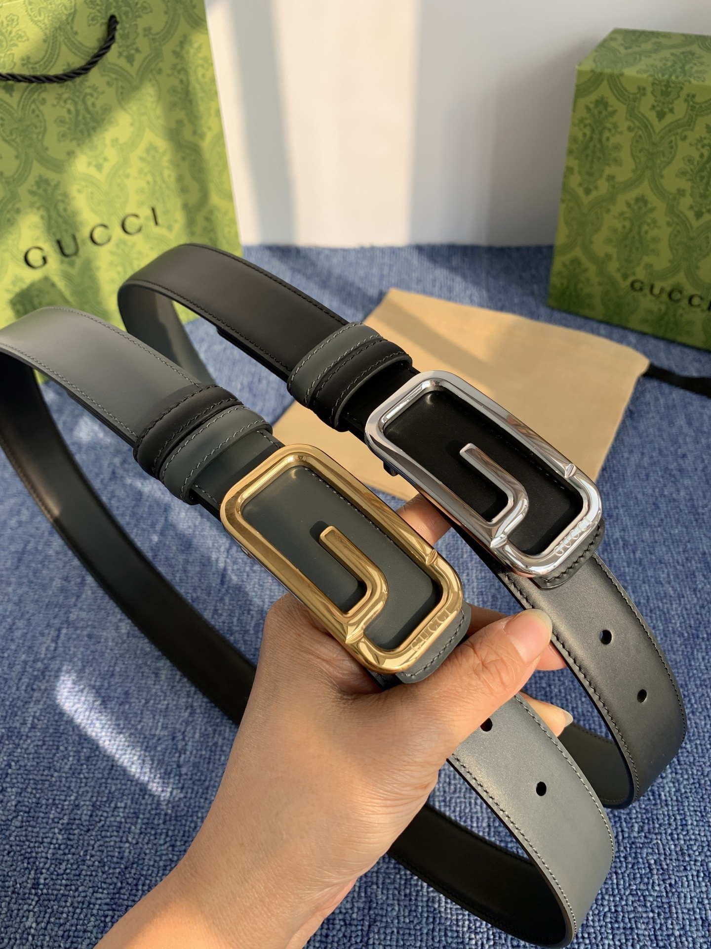 Gucci这款30MM腰带一面为灰色牛皮革，另一面为黑色牛皮革，搭配可拆卸互扣式双G搭扣，双面可用，潮流