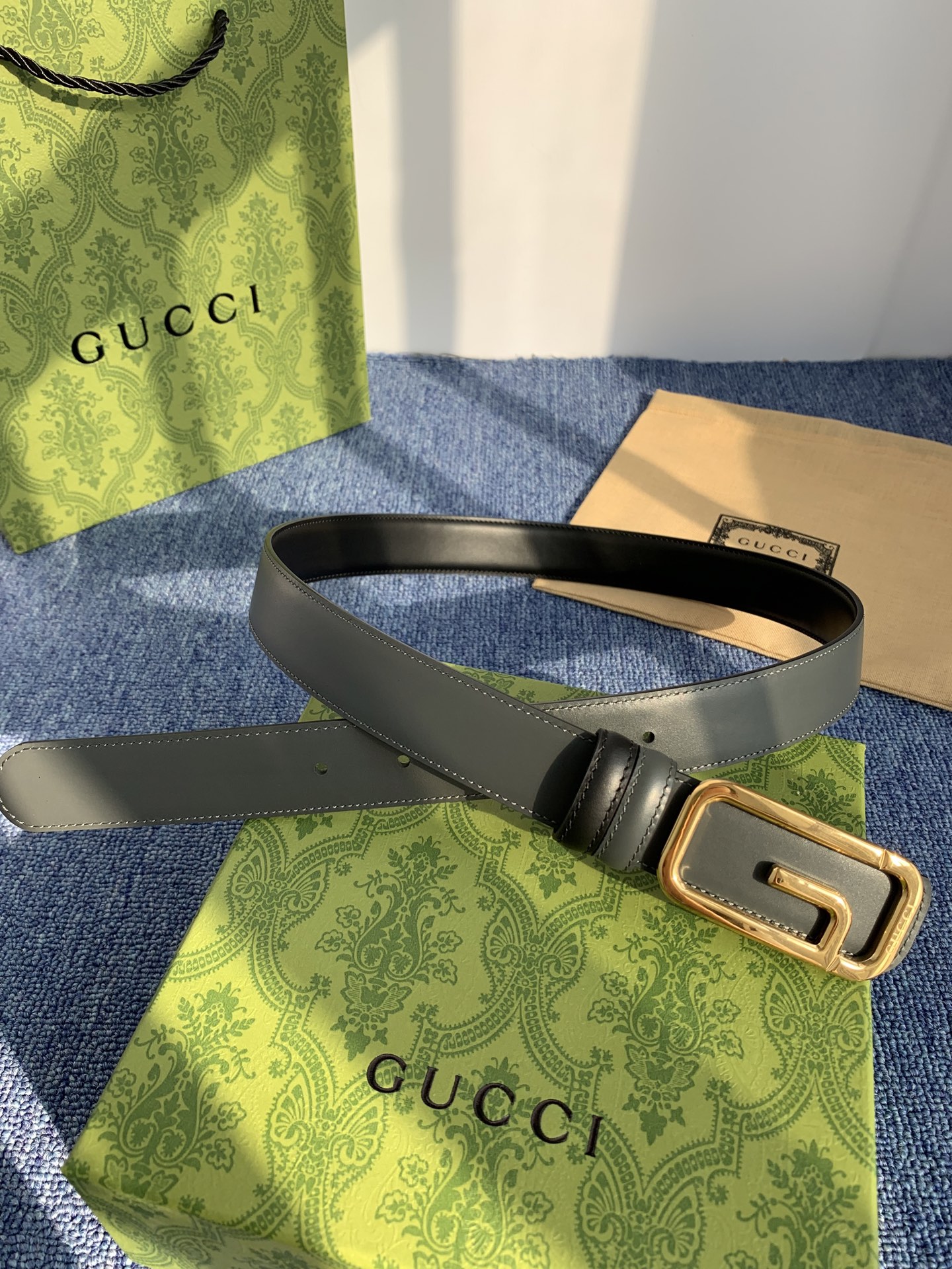 Gucci这款30MM腰带一面为灰色牛皮革，另一面为黑色牛皮革，搭配可拆卸互扣式双G搭扣，双面可用，潮流