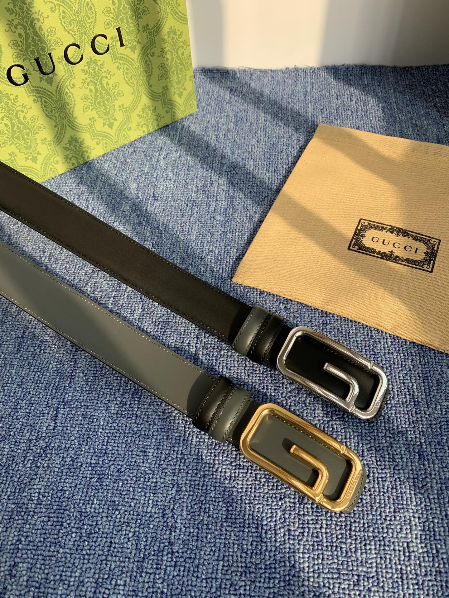 Gucci这款30MM腰带一面为灰色牛皮革，另一面为黑色牛皮革，搭配可拆卸互扣式双G搭扣，双面可用，潮流