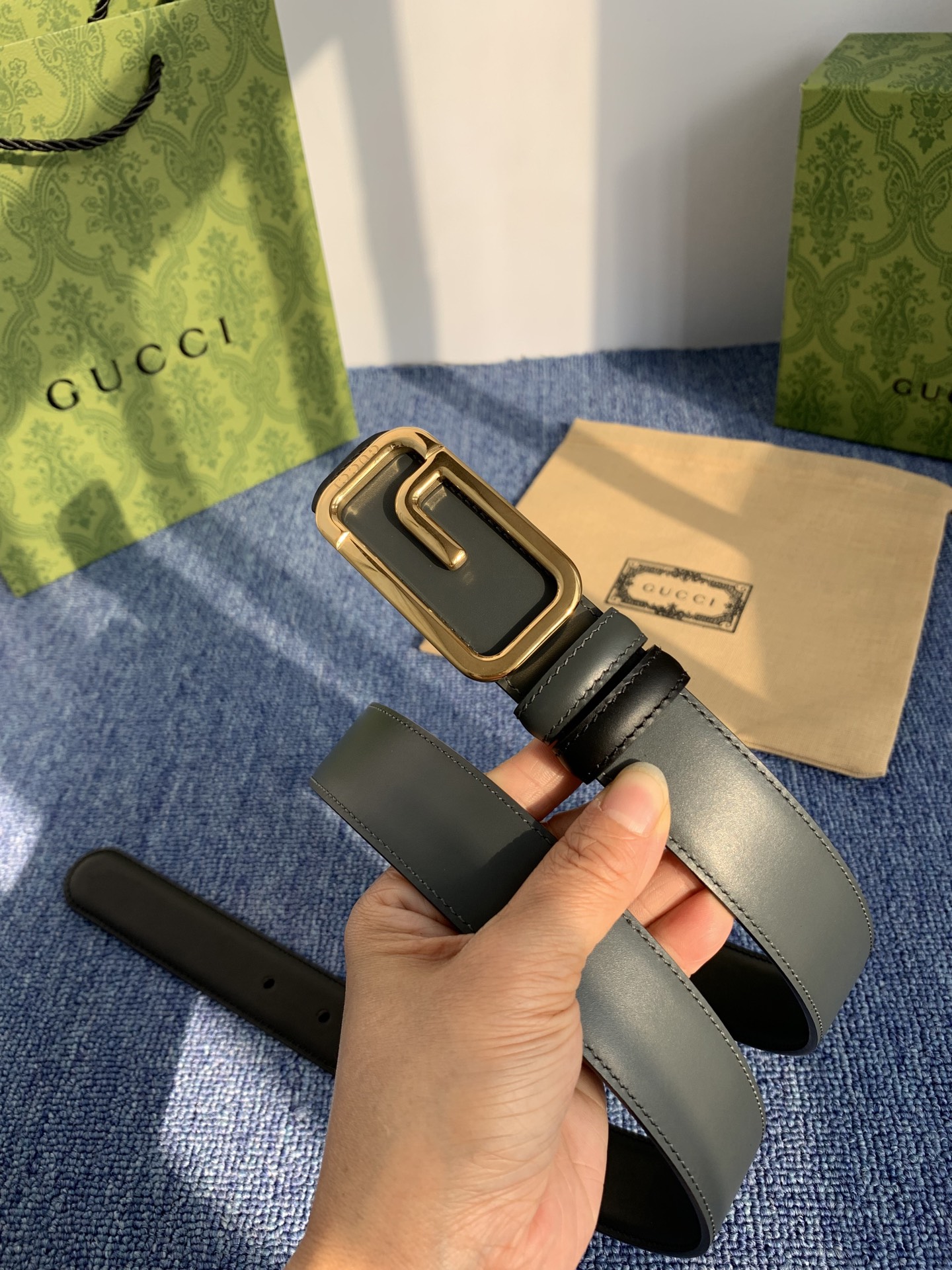 Gucci这款30MM腰带一面为灰色牛皮革，另一面为黑色牛皮革，搭配可拆卸互扣式双G搭扣，双面可用，潮流