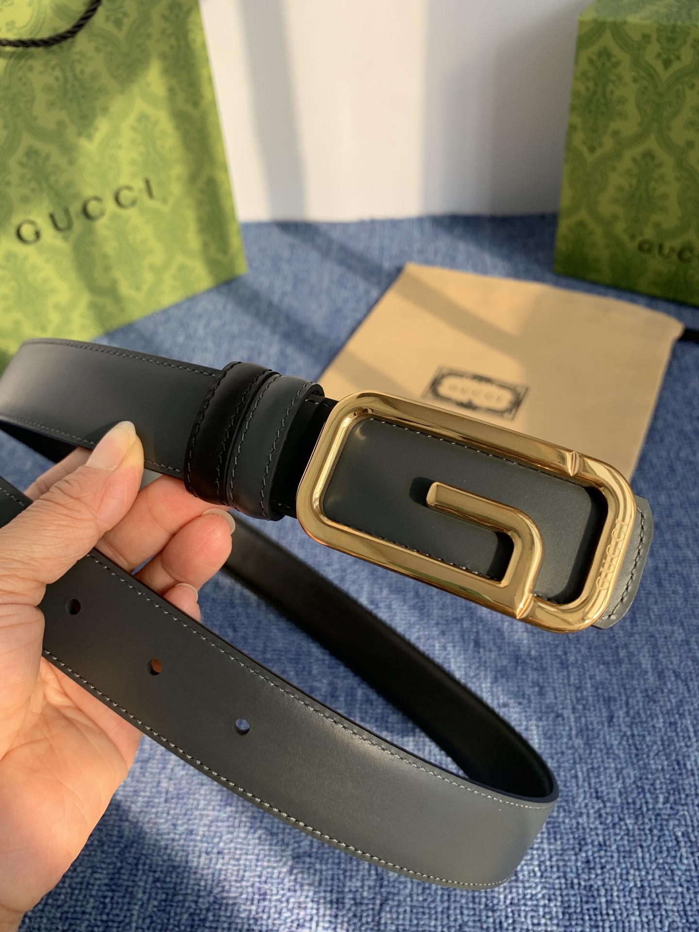 Gucci这款30MM腰带一面为灰色牛皮革，另一面为黑色牛皮革，搭配可拆卸互扣式双G搭扣，双面可用，潮流