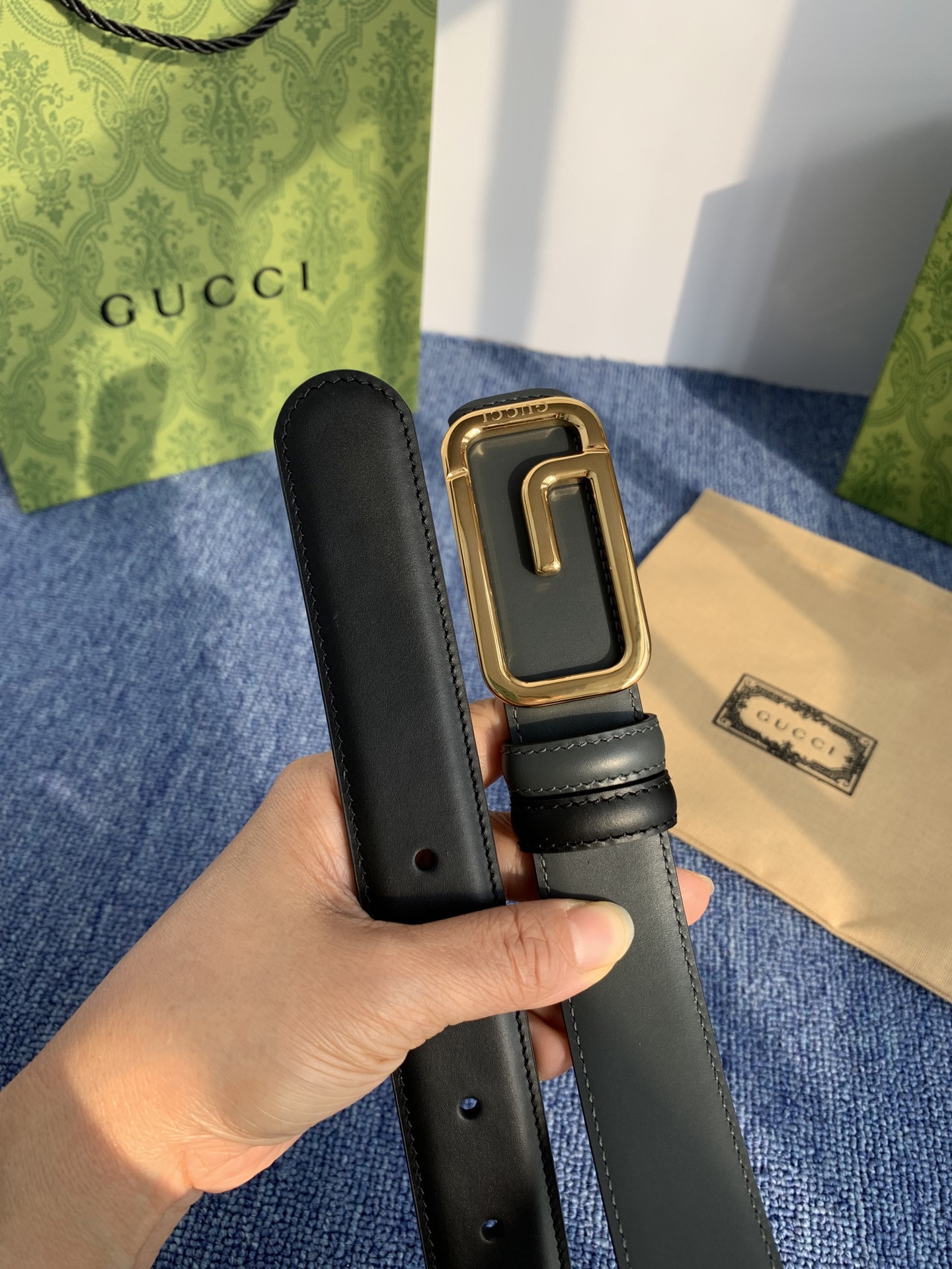 Gucci这款30MM腰带一面为灰色牛皮革，另一面为黑色牛皮革，搭配可拆卸互扣式双G搭扣，双面可用，潮流