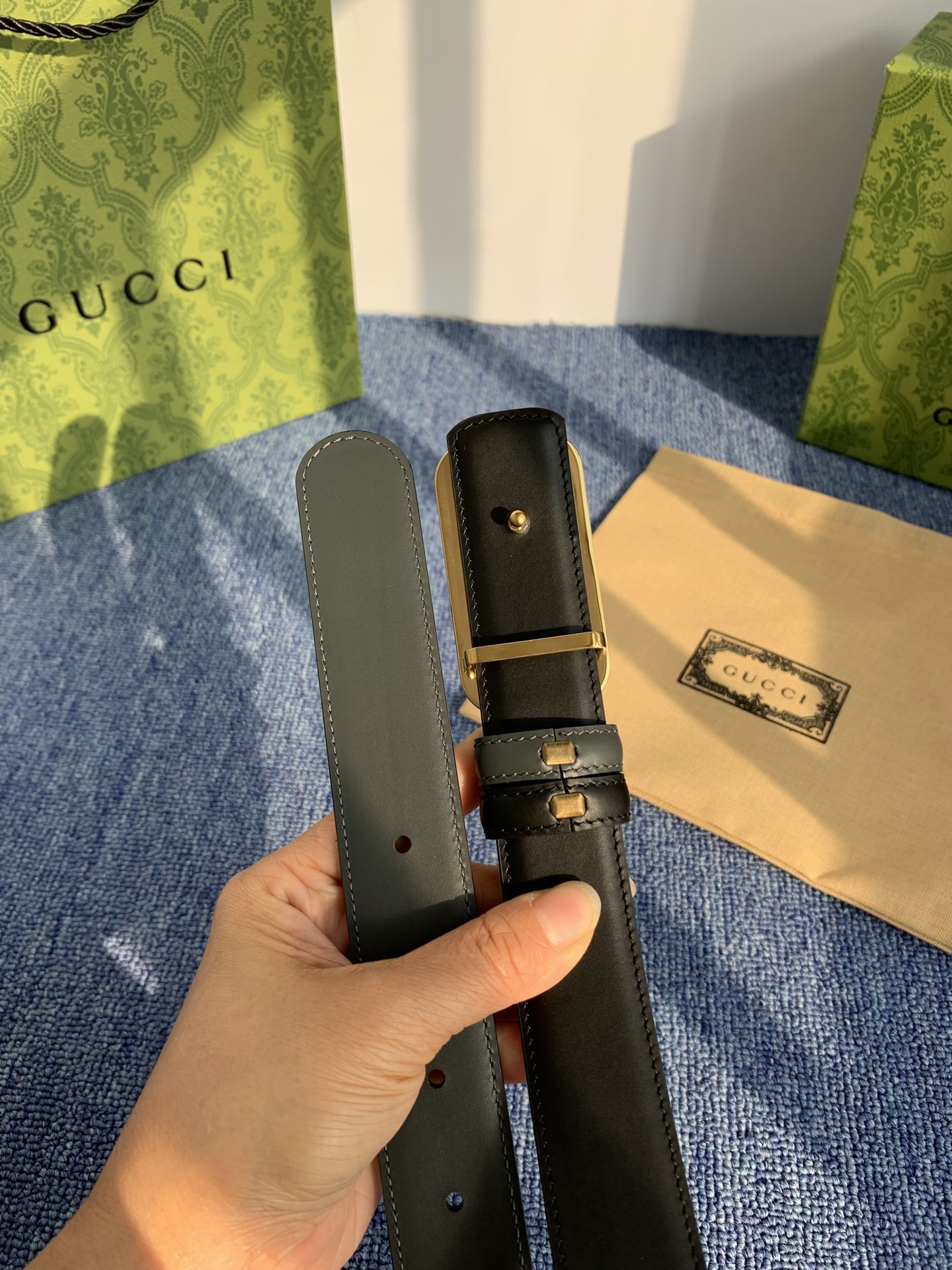 Gucci这款30MM腰带一面为灰色牛皮革，另一面为黑色牛皮革，搭配可拆卸互扣式双G搭扣，双面可用，潮流