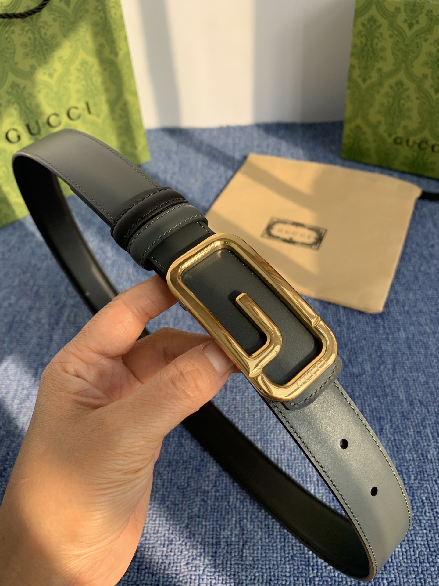 Gucci这款30MM腰带一面为灰色牛皮革，另一面为黑色牛皮革，搭配可拆卸互扣式双G搭扣，双面可用，潮流